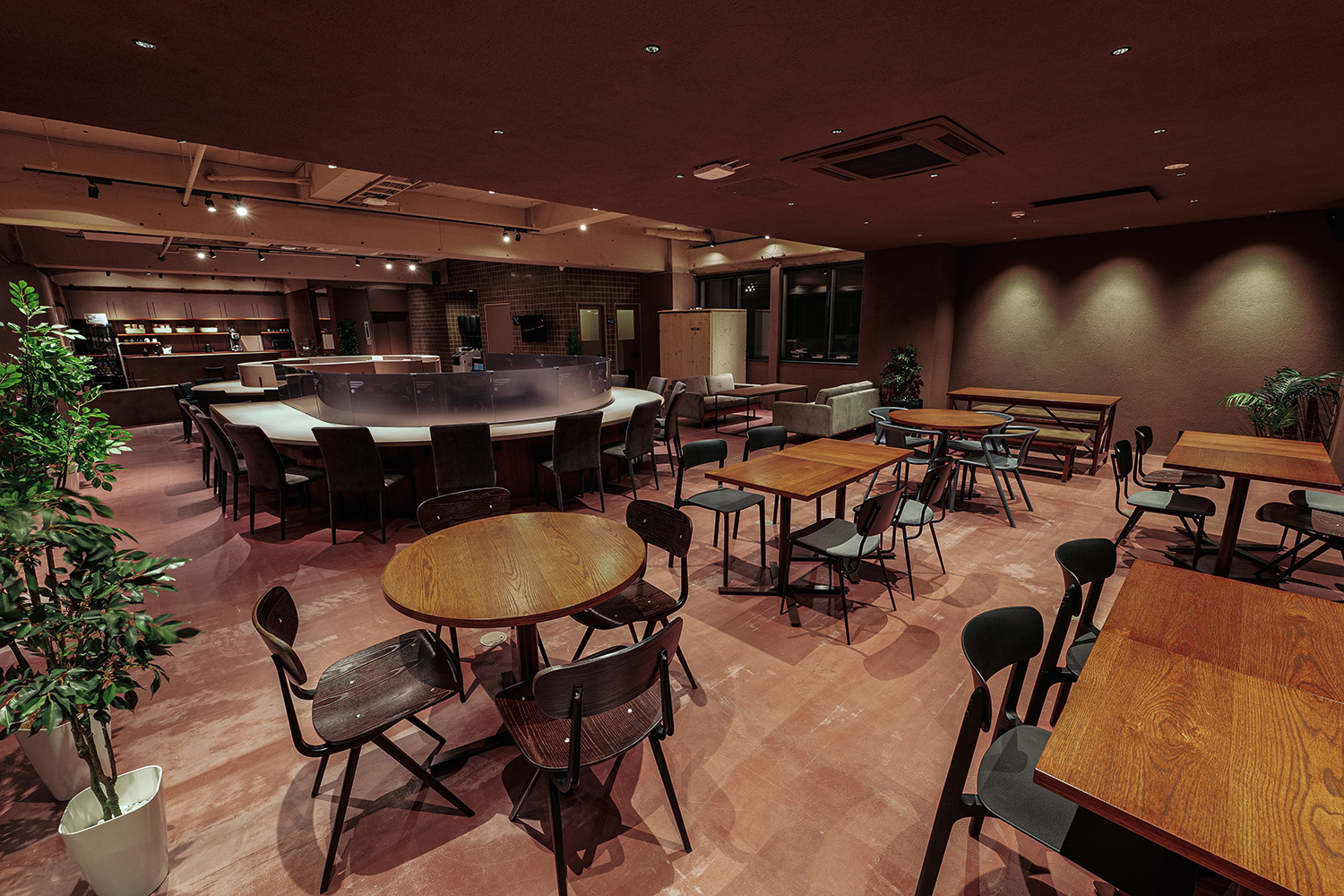 3階共有ラウンジ。自由な席で作業が可能です。