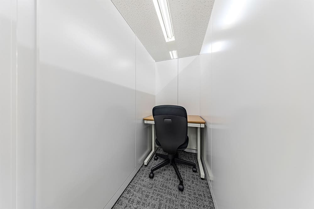 専有部_個室。パーテーションで区切られた1名用の部屋です。