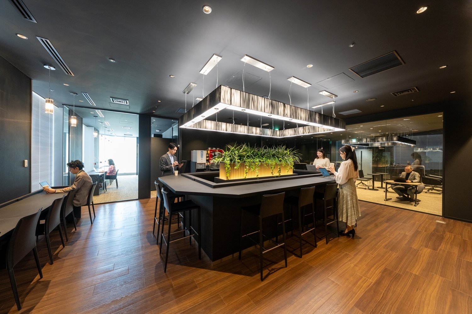 共用部_カフェラウンジ。コーヒーマシンをご用意しております。ランチタイムに活用いただいたり、気分転換でお仕事をしたい時にご利用ください。