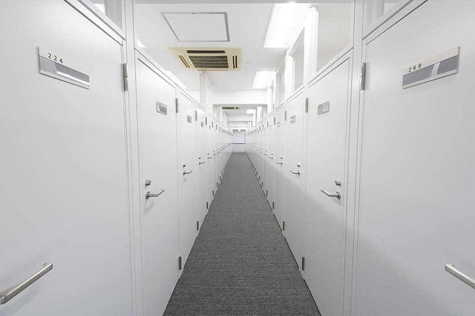 共有部_廊下。個室、ブース個室は施錠可能です。