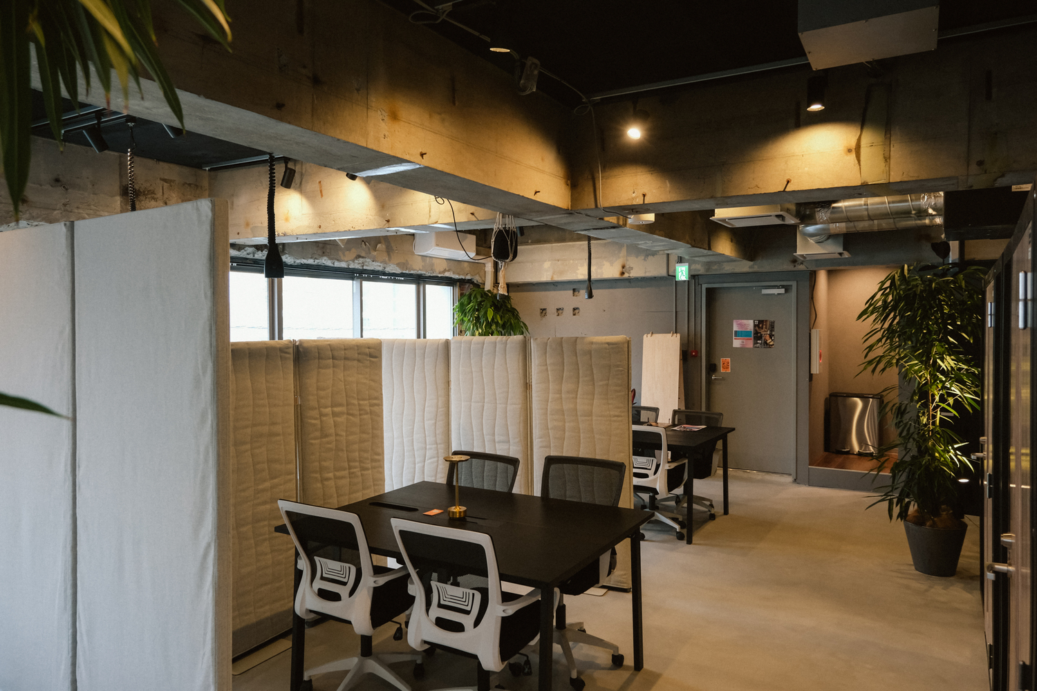共有部_3ƒコワーキングスペース。インターネット完備ですぐに作業ができる環境です。