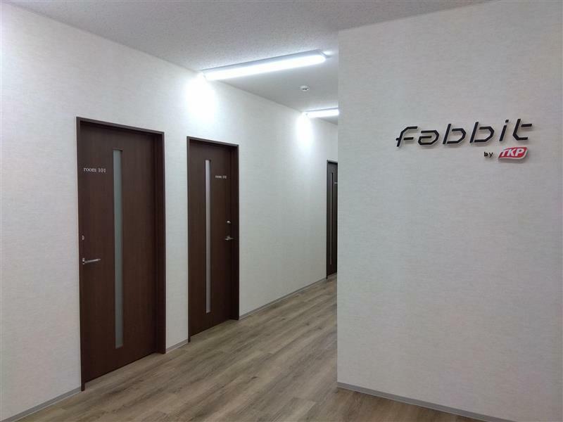 共有部_廊下。個室オフィスは施錠可能となっています。