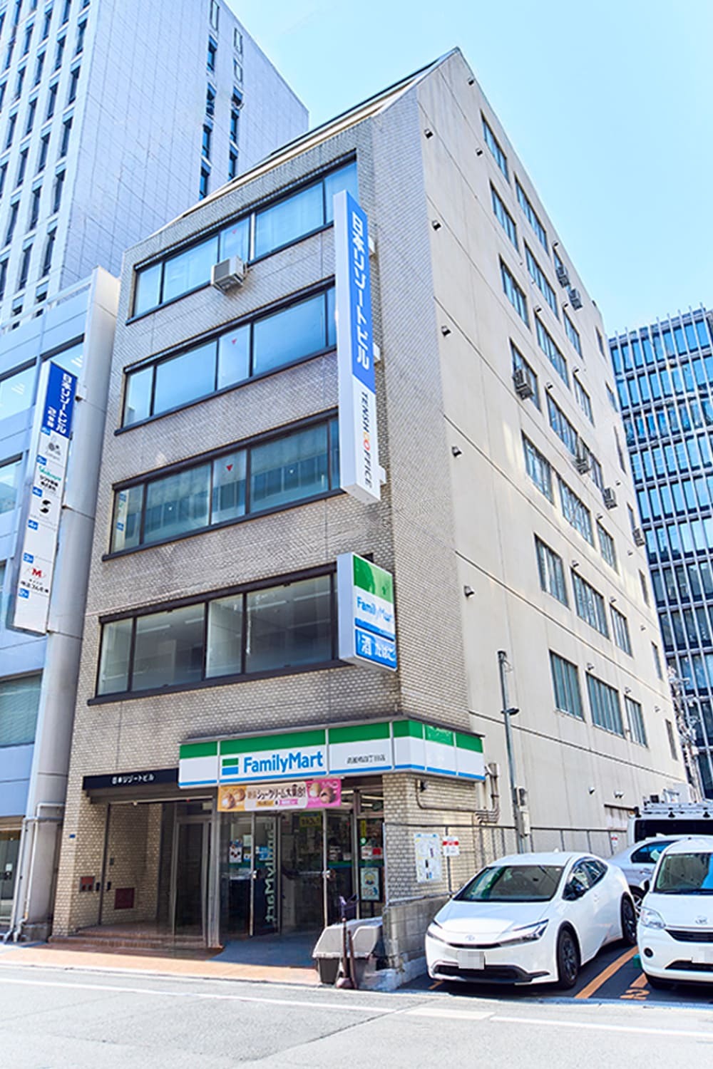 外観_OsakaMetro御堂筋線 淀屋橋駅から徒歩2分に位置しています。