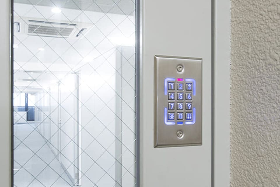 その他_セキュリティドア。暗証番号式のオートロックを採用し、セキュリティ面も安心です。