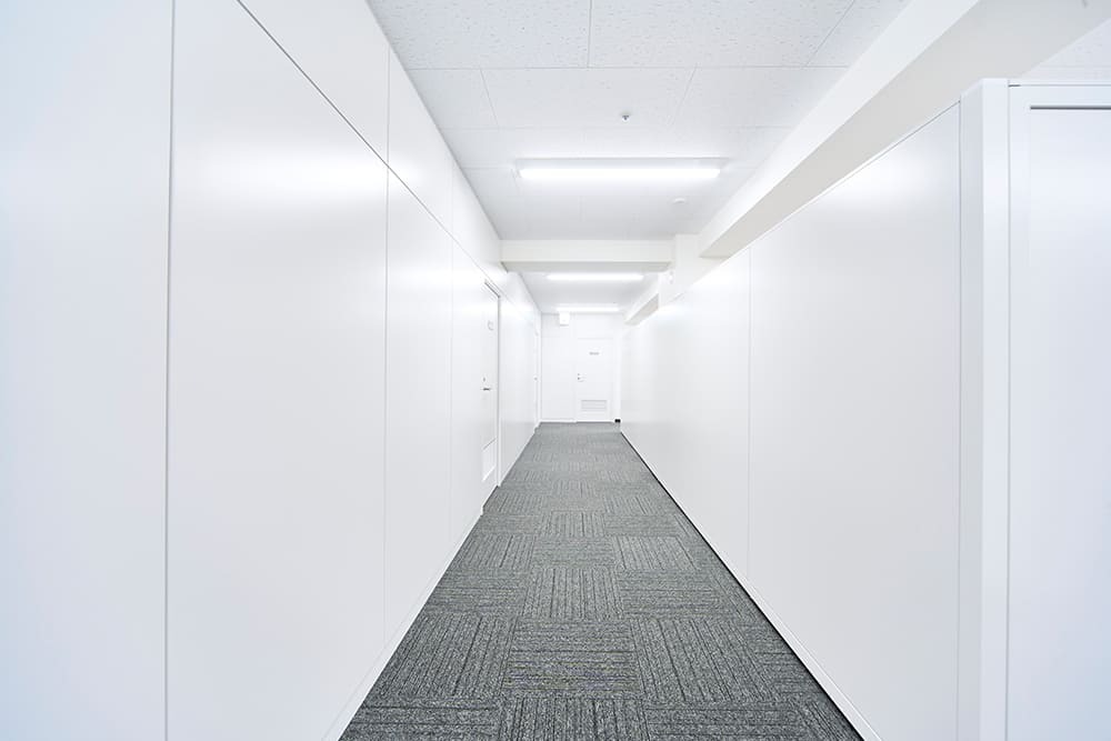 共有部_廊下。個室、ブース個室は施錠可能です。