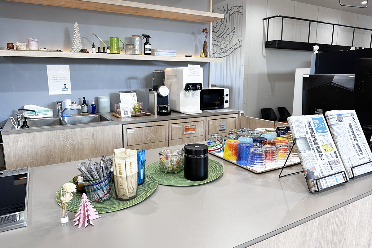 ドリンクサービス_お水・お湯に加え、インスタントコーヒーやティーバッグなどのドリンクを無料でご利用いただけます。 共用の冷蔵庫や電子レンジもご自由にお使いください。