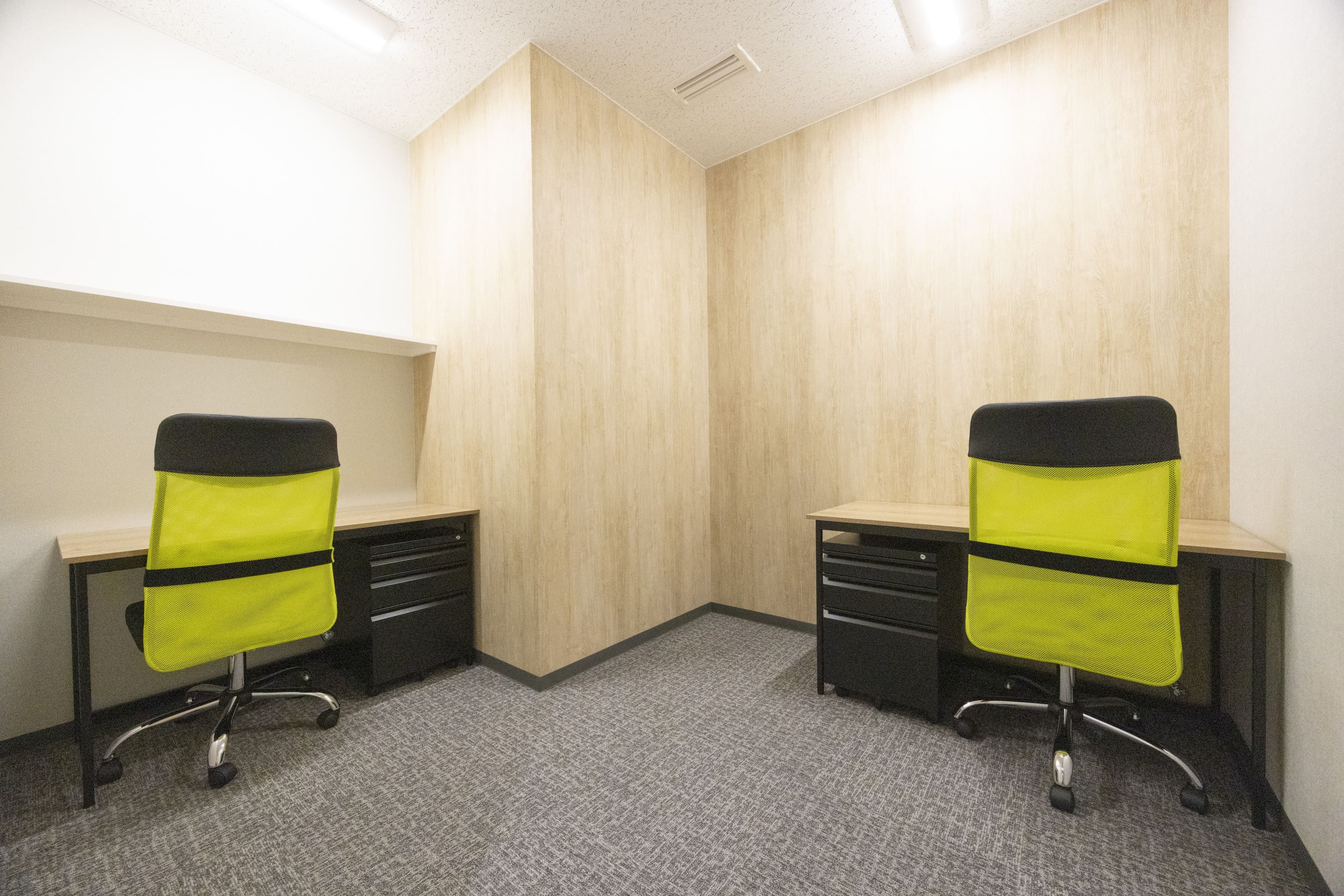 2名様用_専有部_個室。家具、インターネット環境完備ですぐにビジネスをスタートできます。