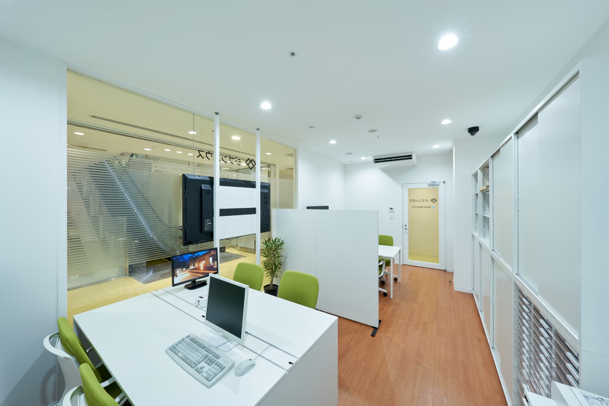 プライベートオフィス｜内装済・完全個室・24h利用。家具付きの区画もございます。5〜30名以上にも対応する、大小さまざまなサイズをご用意しております。