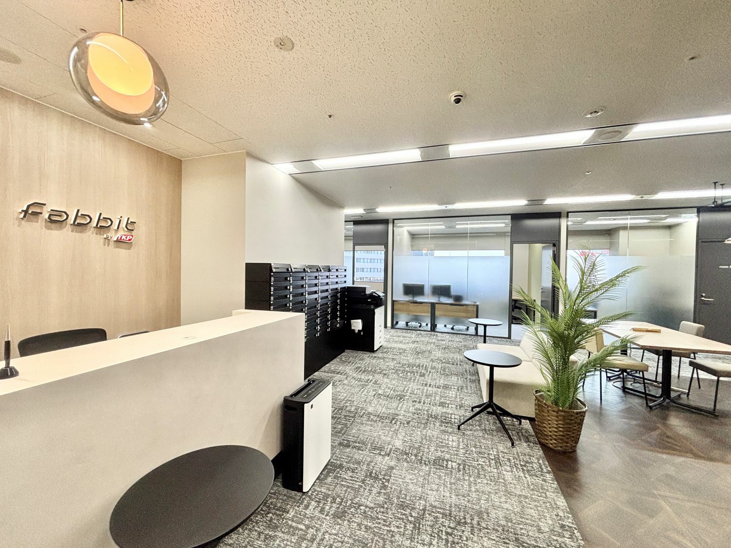 外観_受付。営業時間中スタッフが常駐しています。