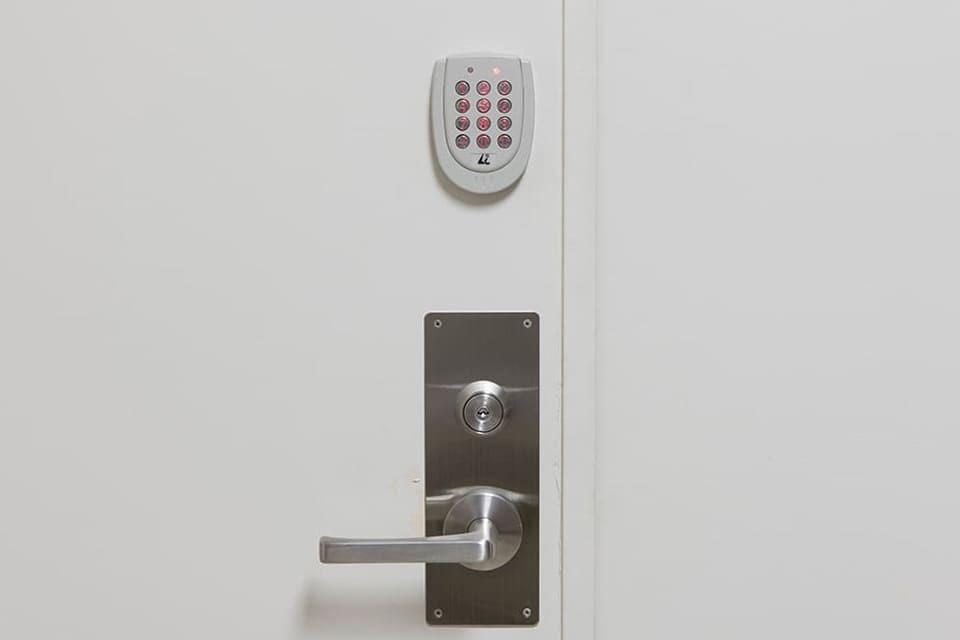 外観_オフィス入口。暗証番号式オートロックを完備しています。