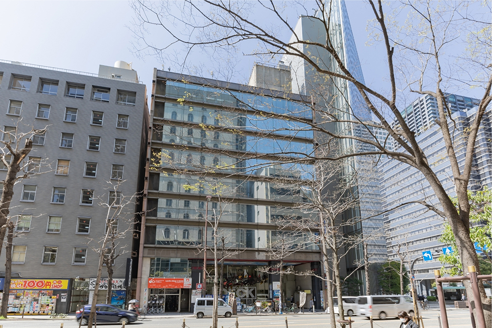 【外観】大阪本町のエリアのメインストリート、堺筋に面した好立地。周りには飲食店やコンビニ、カフェ、書店などがあります。