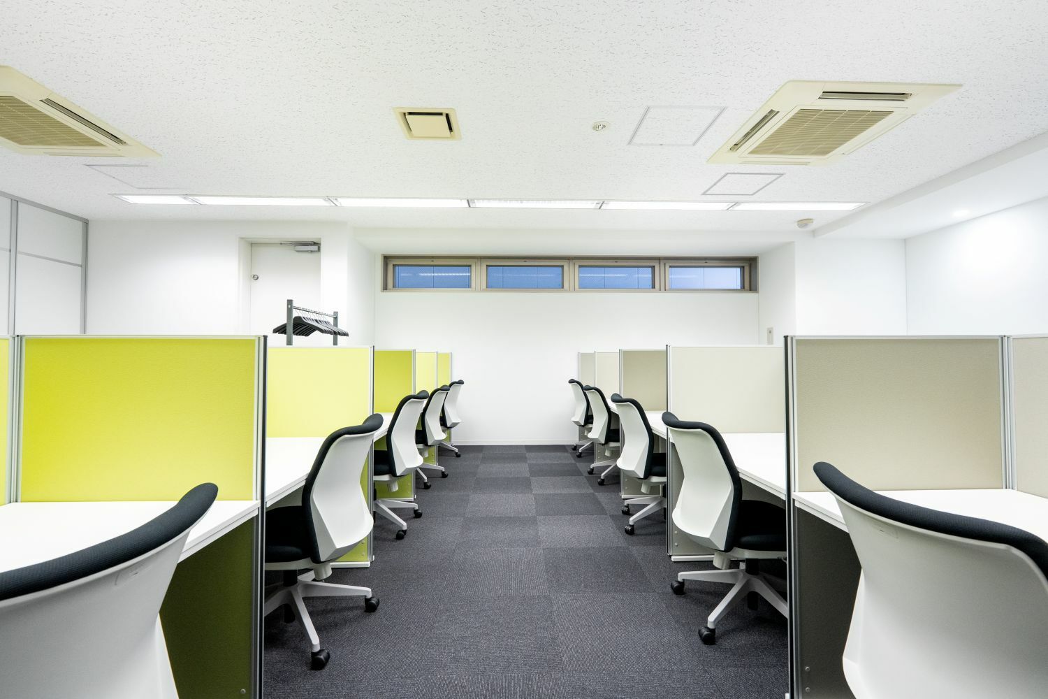 共有部_フリーデスク。自由な席で作業可能です。