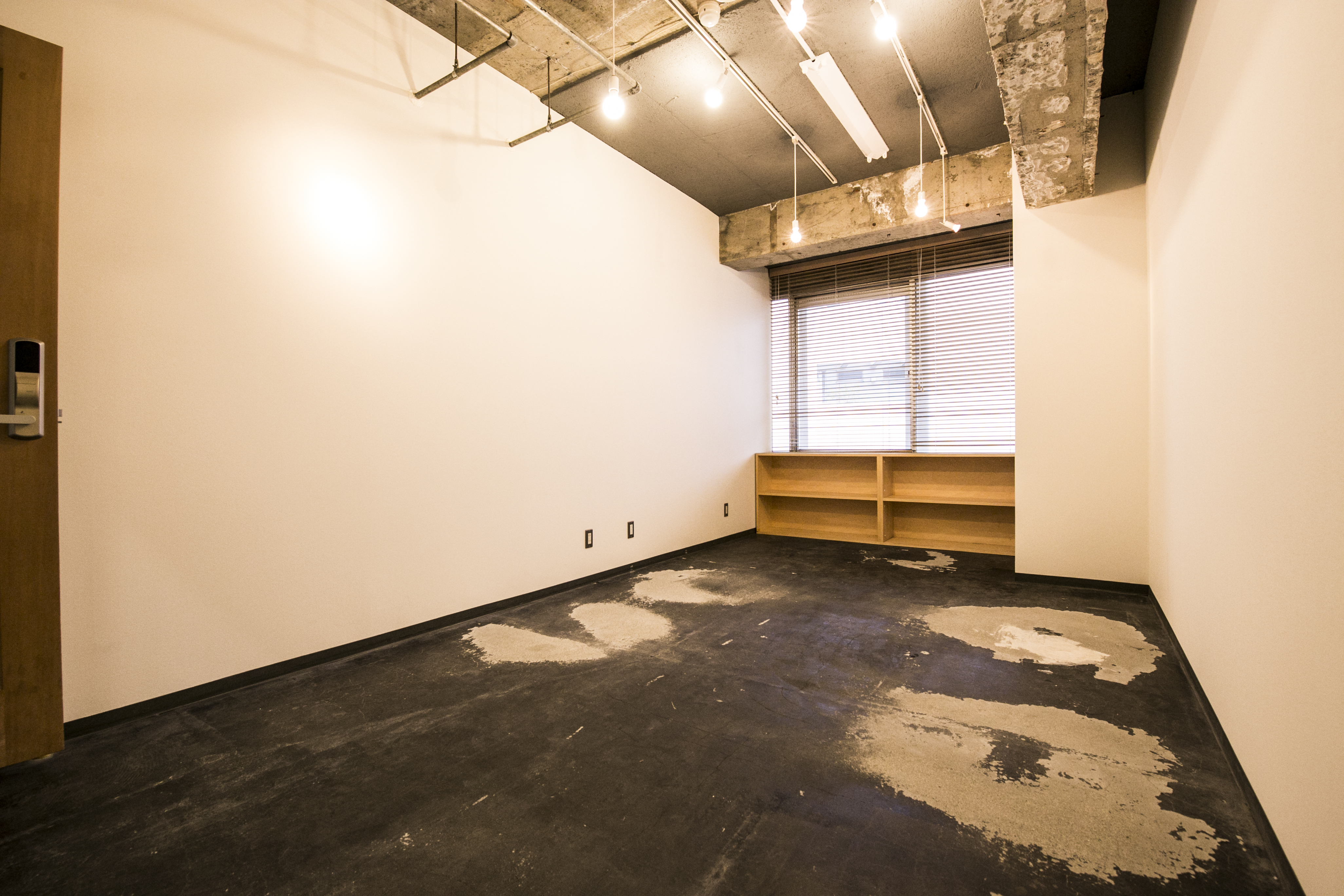 個室_7名個室です。広々としたスペースで、窓もついているので開放感のある空間です。