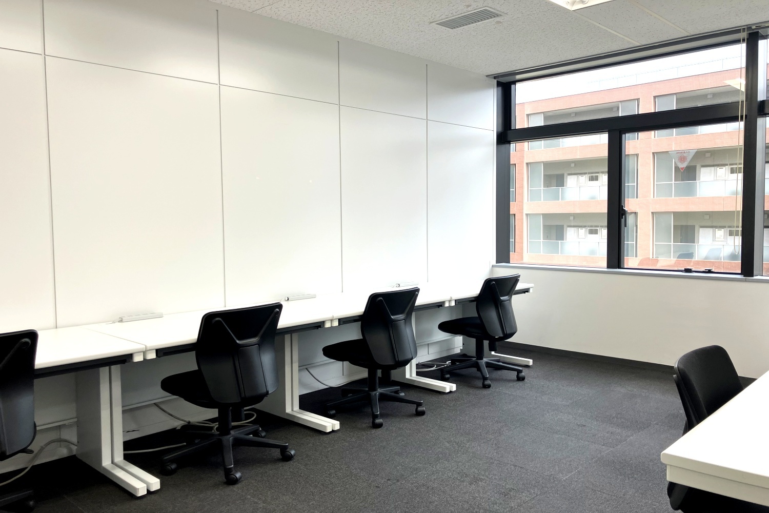 個室_6名用個室。東側に面した個室です。1日通して陽ざしが入るお部屋です。