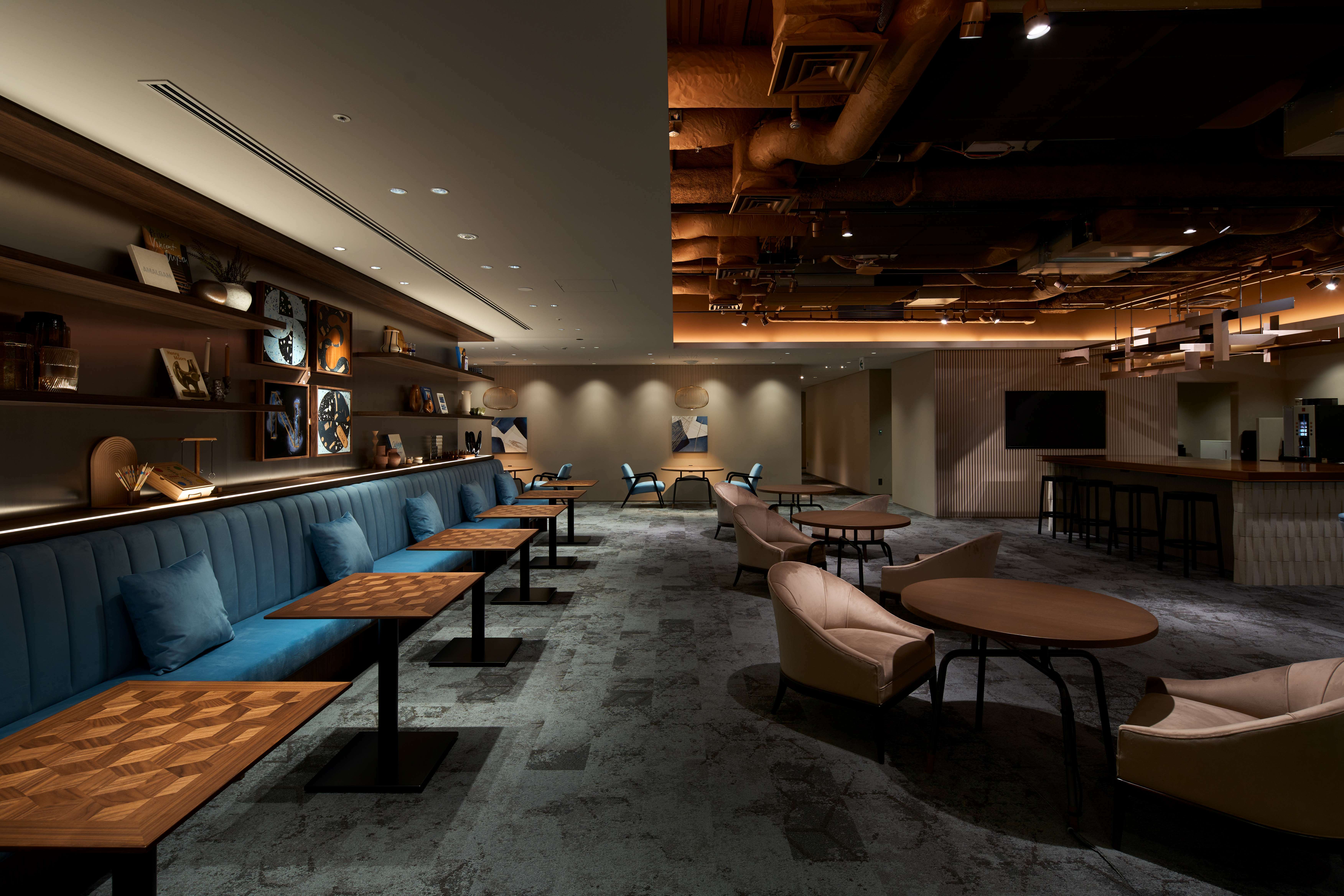 共用部_ラウンジ。ラウンジにはドリンクサービスが用意されたカフェコーナーが設置されています。