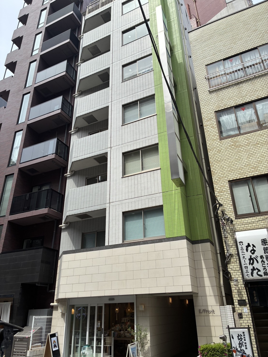 外観_神保町駅から徒歩4分に位置しています。