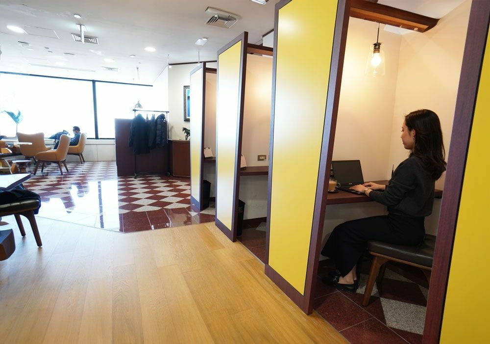 ホットデスク_パーテーション付きのホットデスクはより一層集中して作業に取り組めそうです