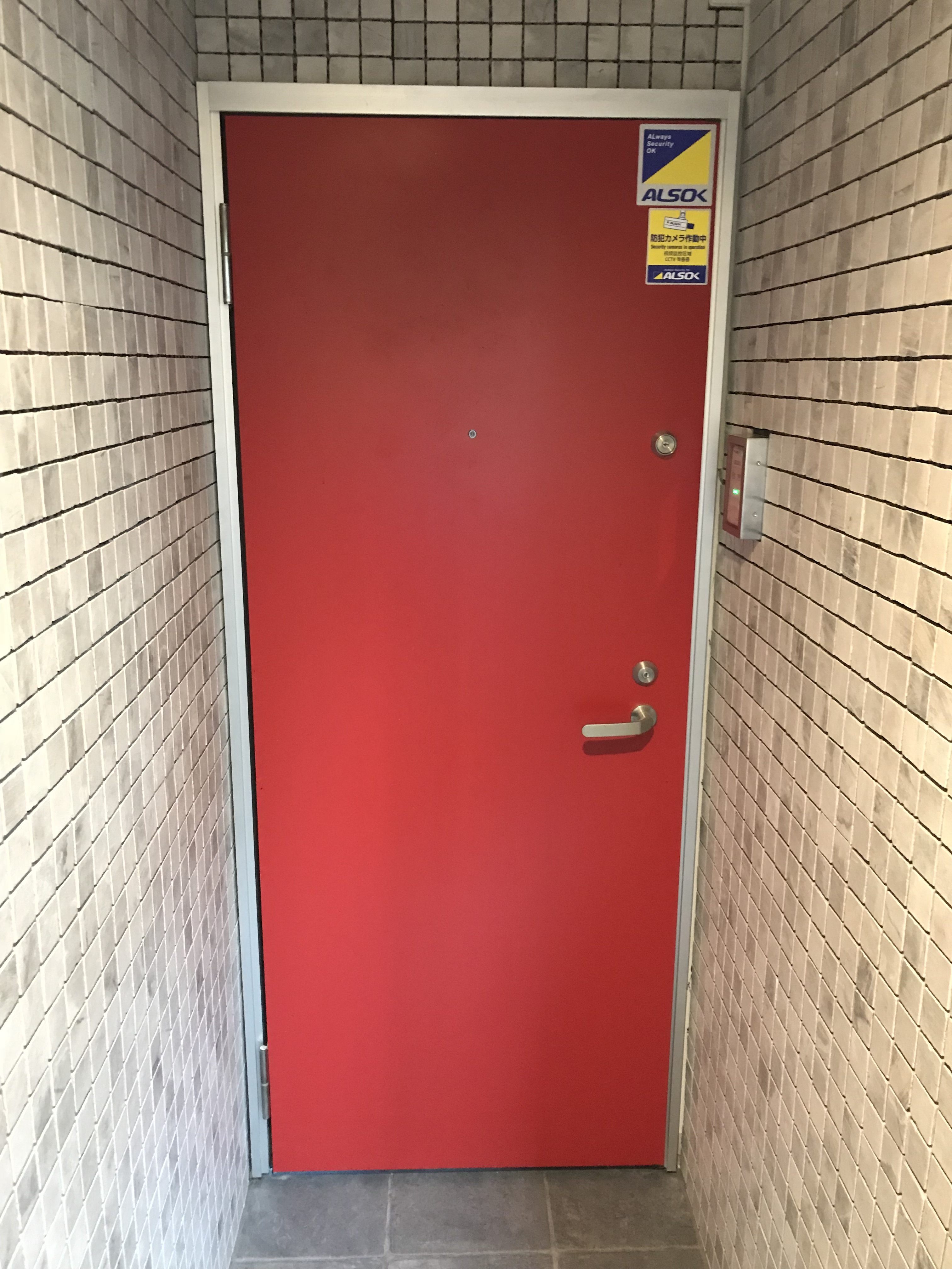 外観_二階部分の出入り口です。ALSOKの警備で24時間安心です。