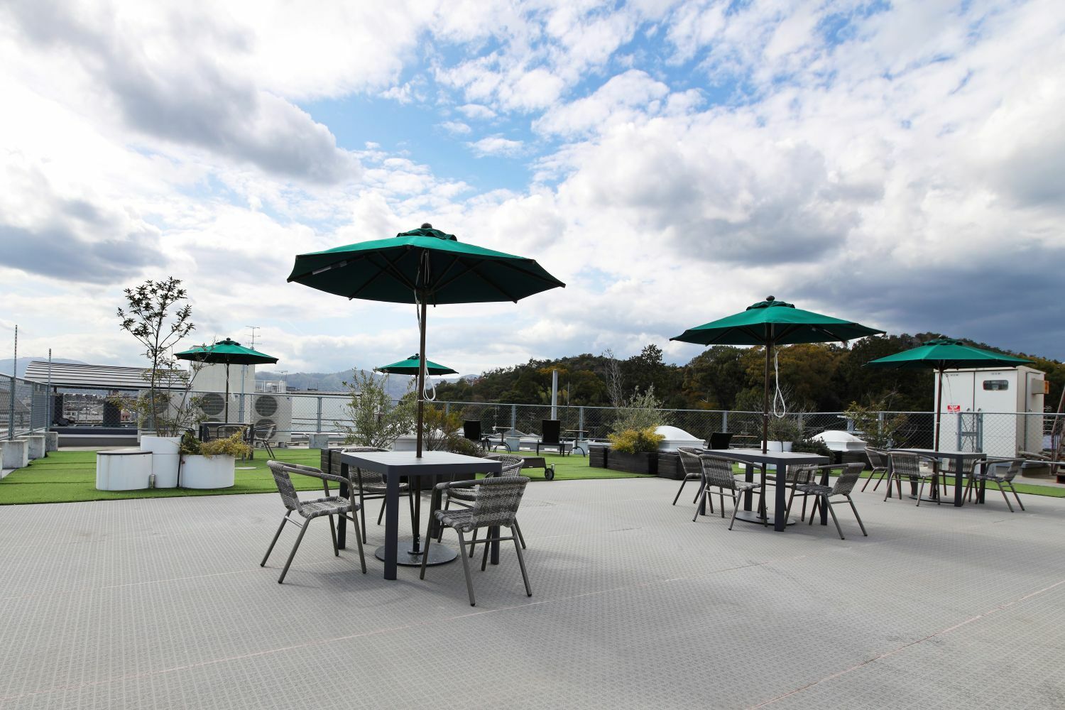 共有部_屋上。パラソルとリクライニングチェアを完備、Wi-Fi環境も整っています。