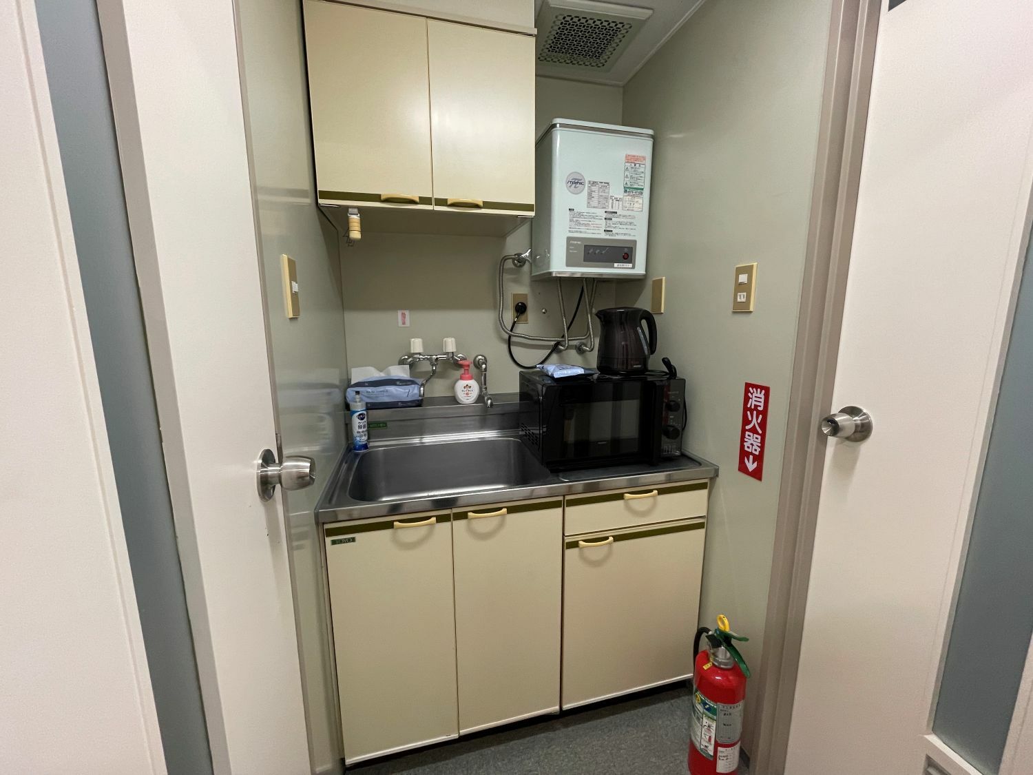 共有部_給湯室。シンク・電子レンジが利用できます。