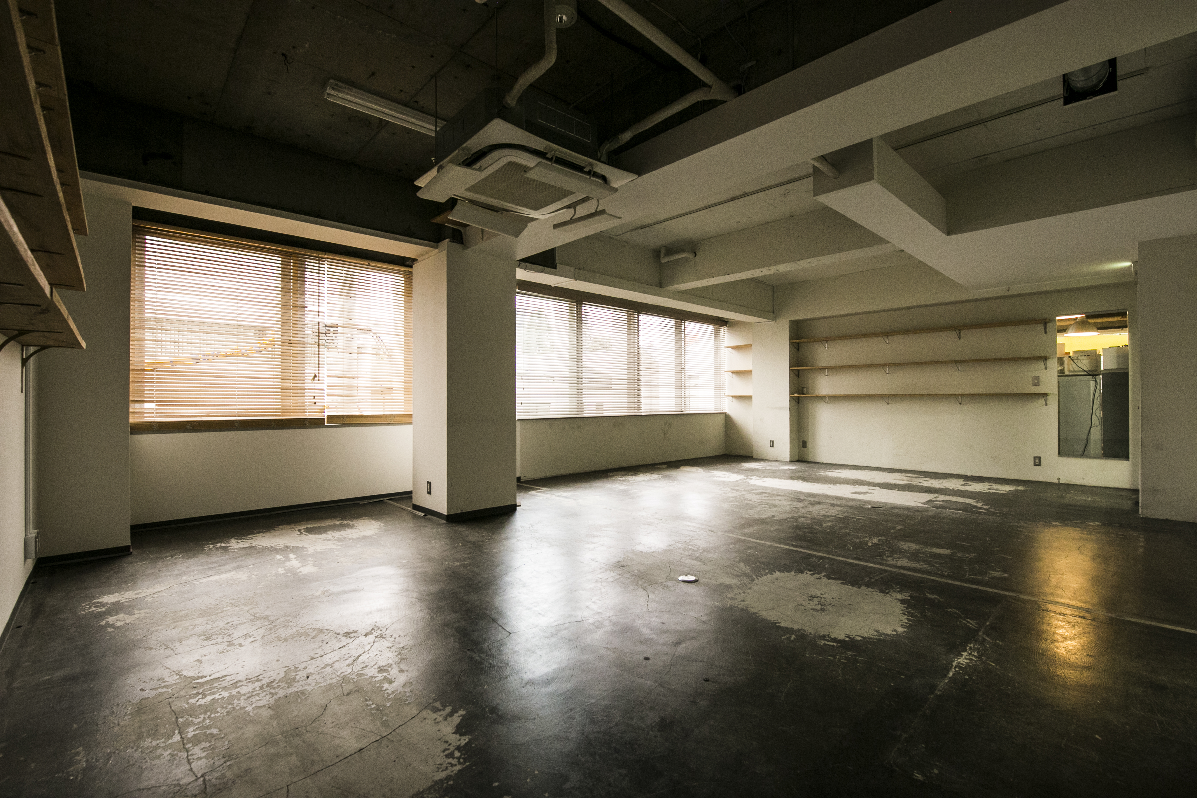 個室_17名個室です。大きめのエアコンもしっかり付いているので、一年中快適に作業していただけます。