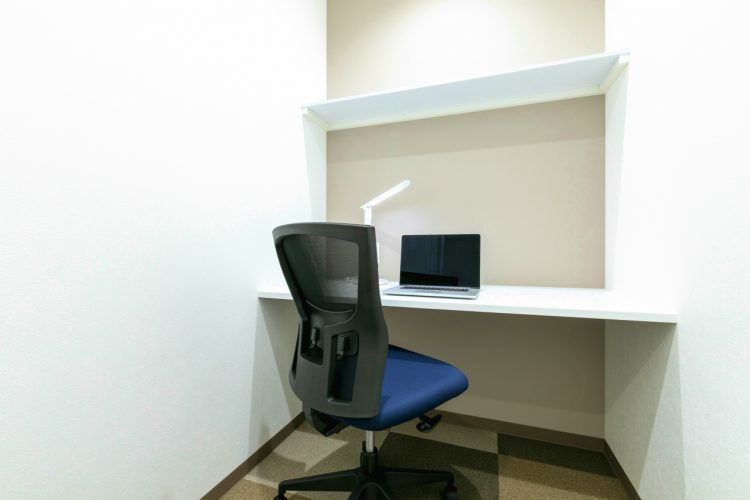 個室_完全個室ですので、集中して作業に取り組むことが出来ます。©bizcircle