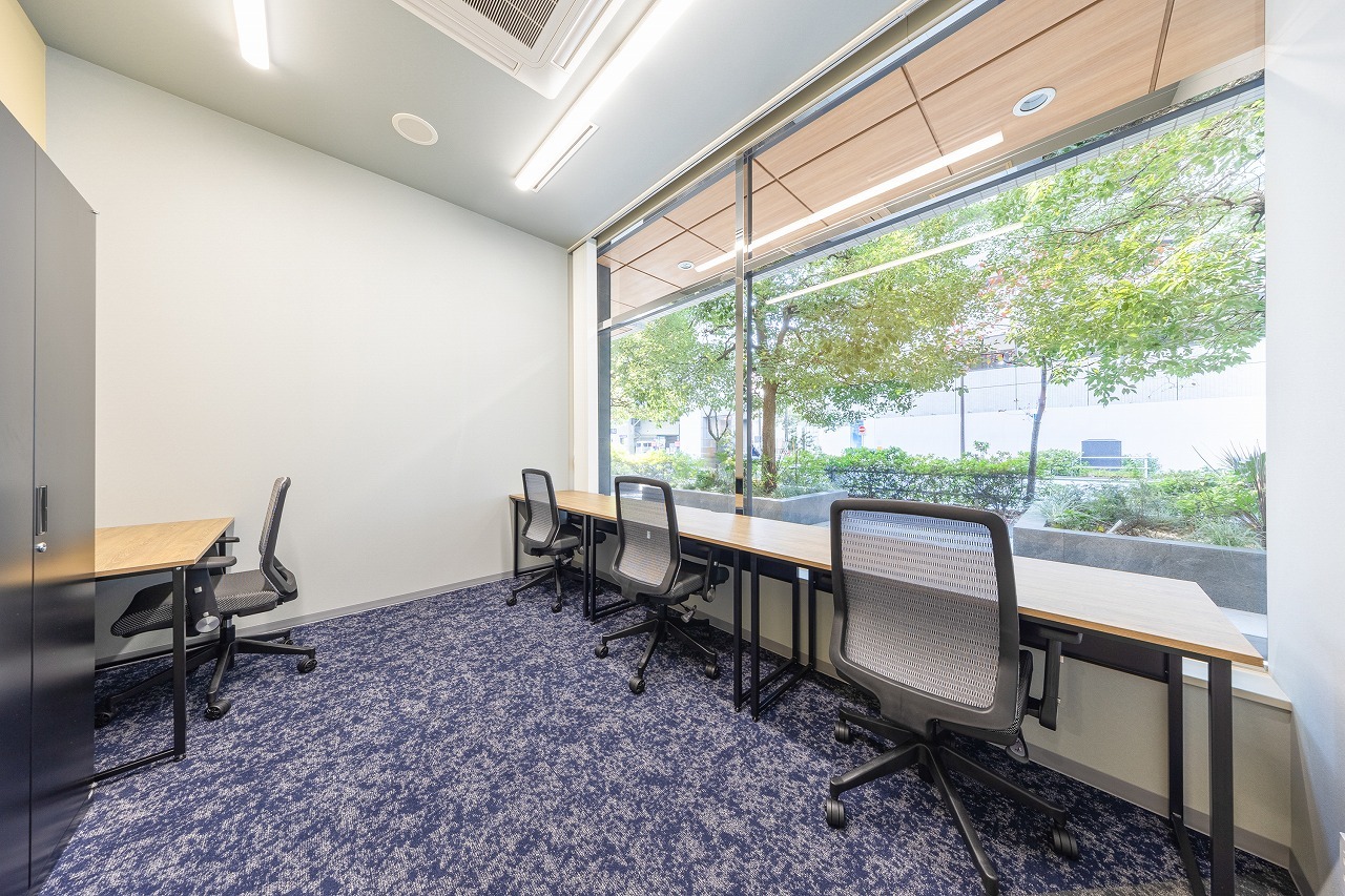 BIZcomfort芝公園レンタルオフィス(収納キャビネット付き)©bizcomfort