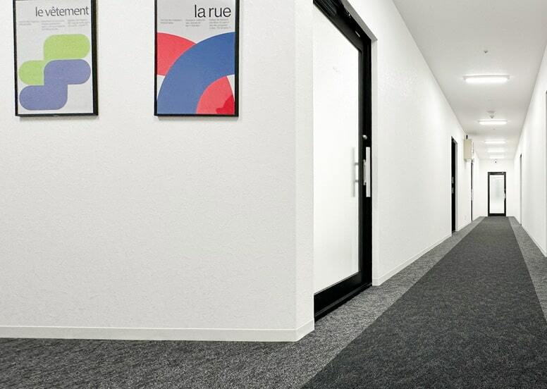 共用スペース_白と黒を基調とした洗練された空間です。