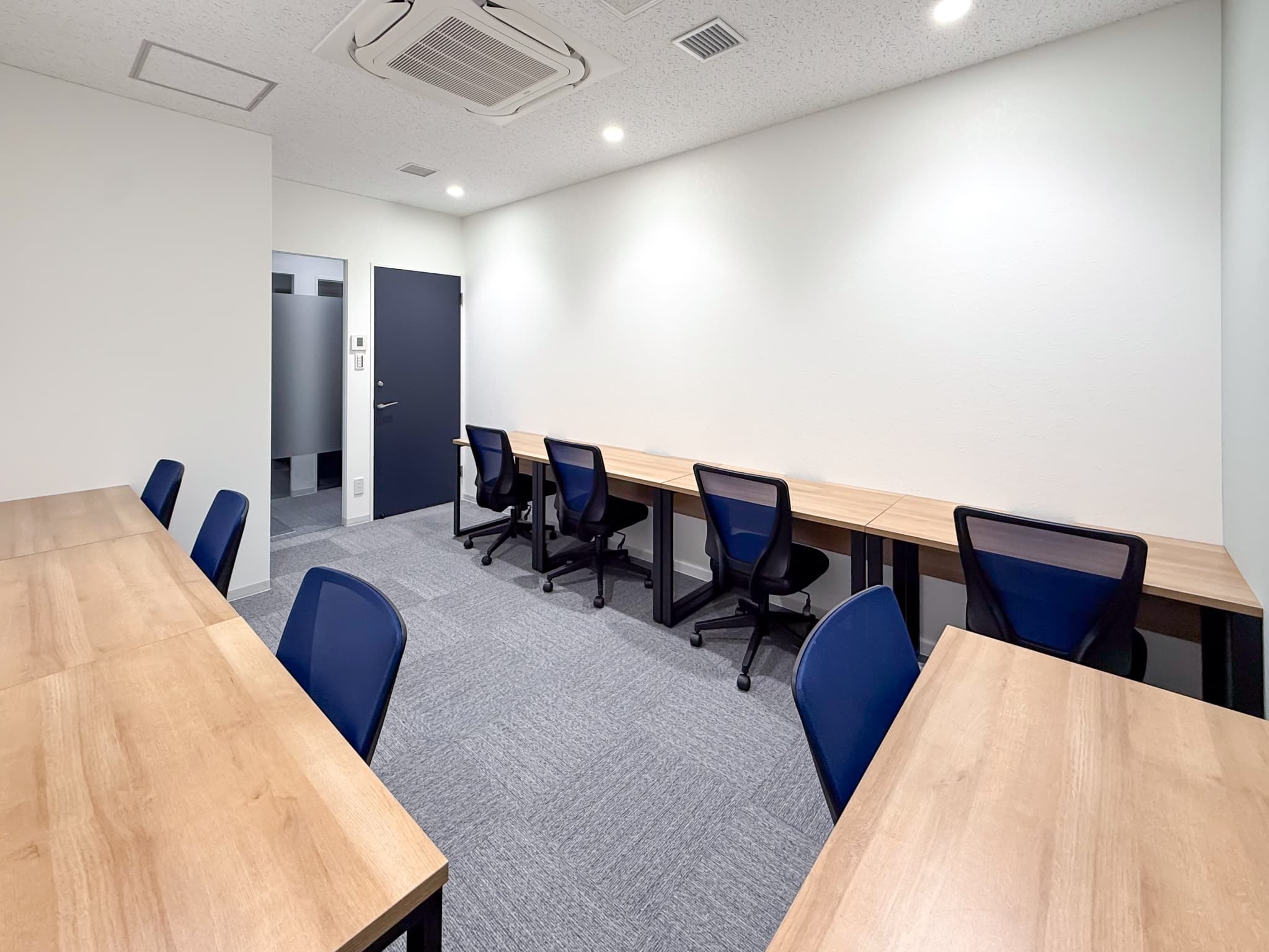 プライベートオフィス｜7名用の完全個室・家具付きオフィス。初期費用を抑えつつ、専有部を手軽に持つことができます。
