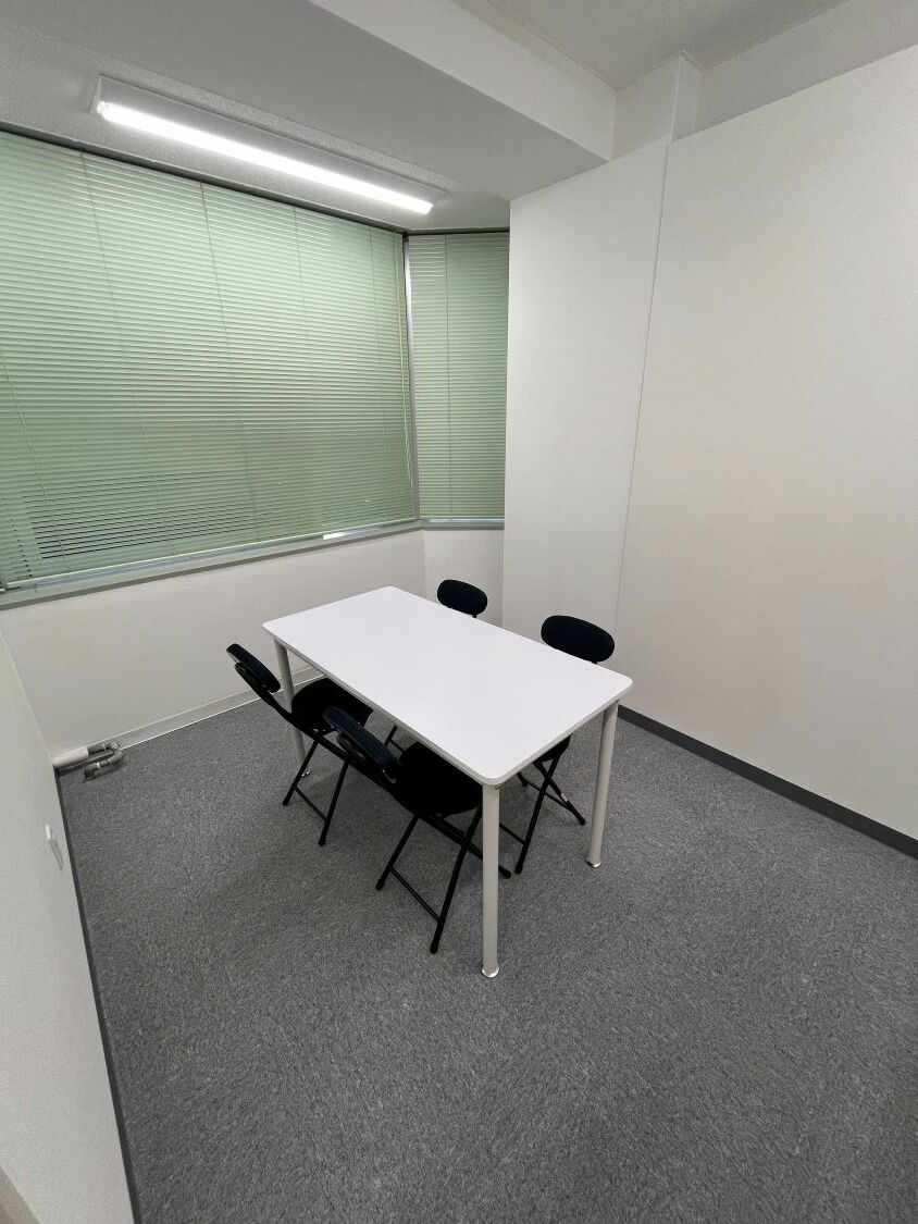 共用部_会議室。月10時間まで無料で利用可能です。