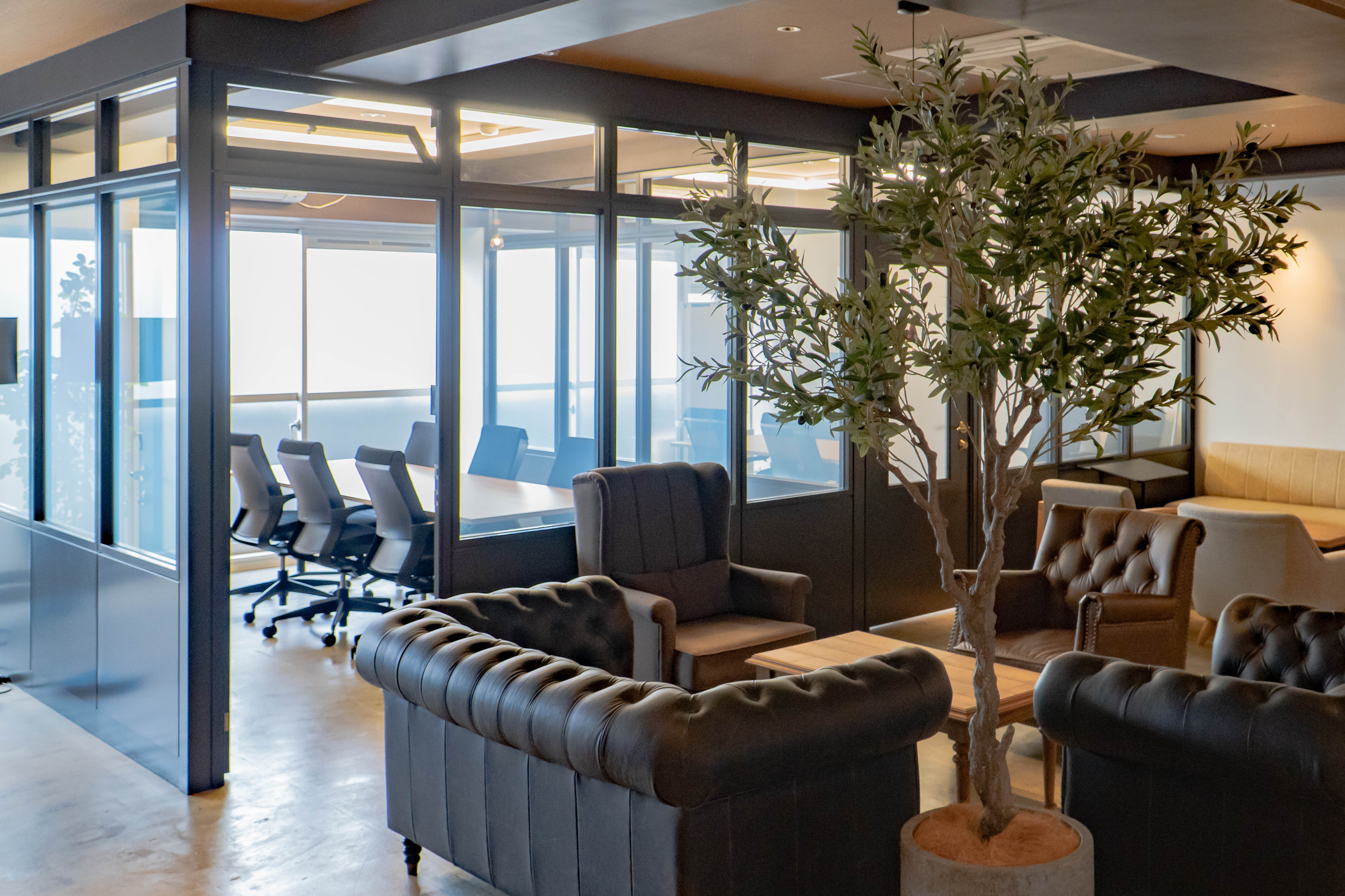 ミーティングブース_調光ブラインドによるプライバシー保護が可能です_