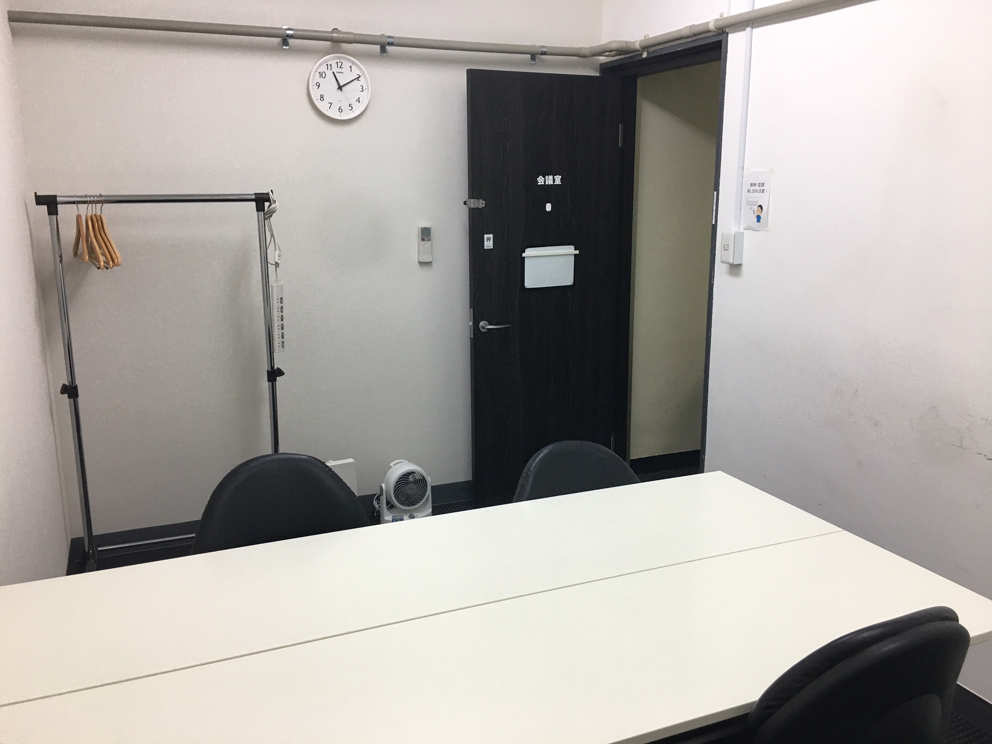 共有部_会議室。利用時は、事前に専用カレンダーで予約が必要です。