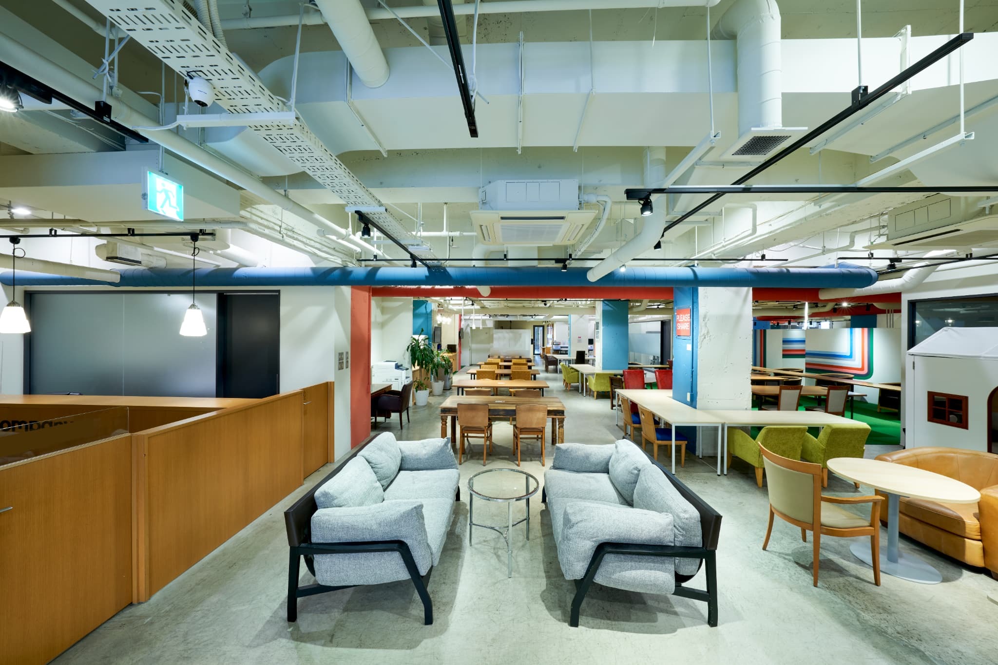 コワーキングスペース｜アート作品やアンティーク家具などが並ぶ、クリエイティブな空間。広めのテーブルからソファ席、昇降式デスクまで、人数や用途に合わせて活用できます。24h利用可能。 