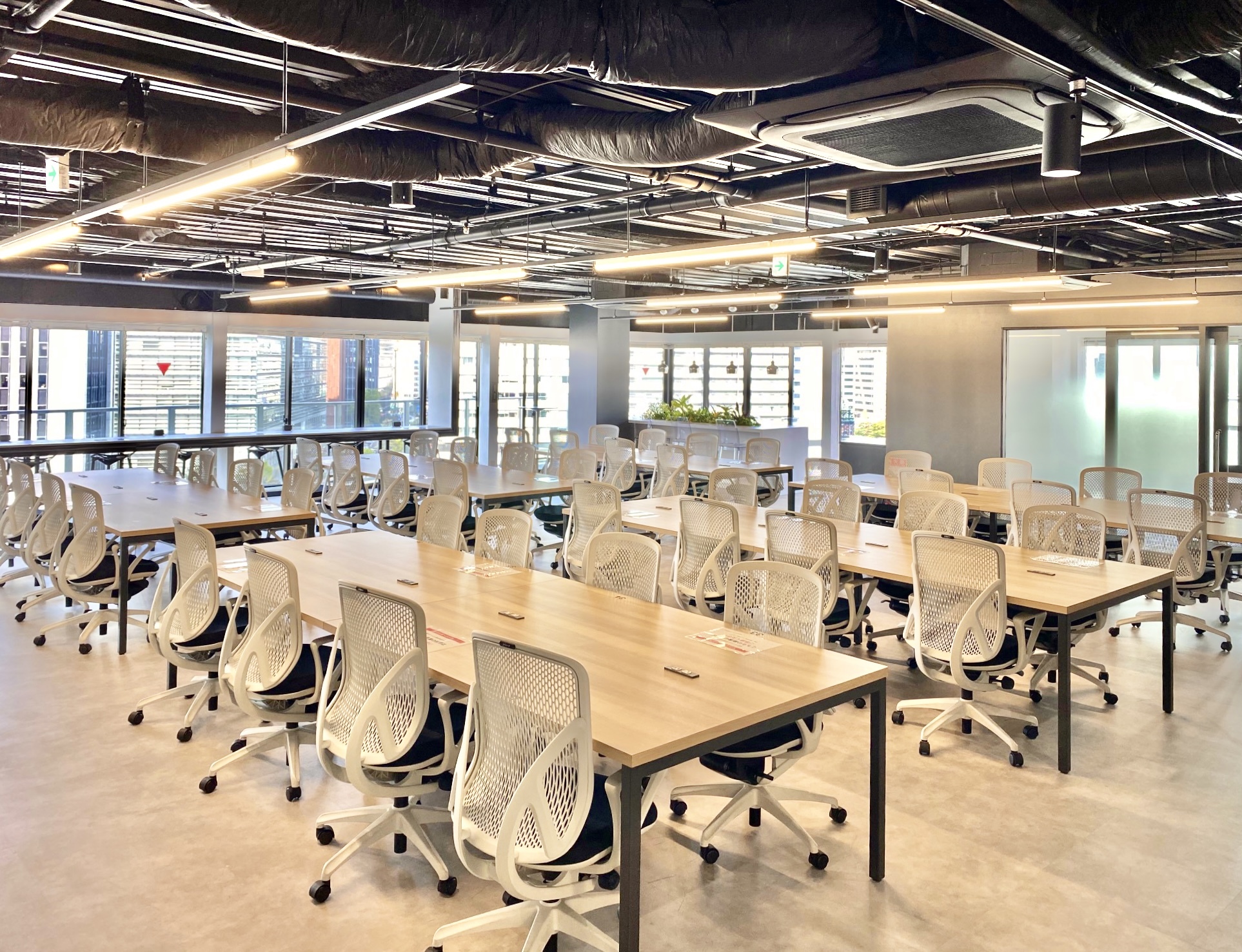 8F｜84.94坪のワンフロア専有・家具付きセットアップオフィス。中洲川端駅徒歩1分、天神駅からも徒歩圏内。