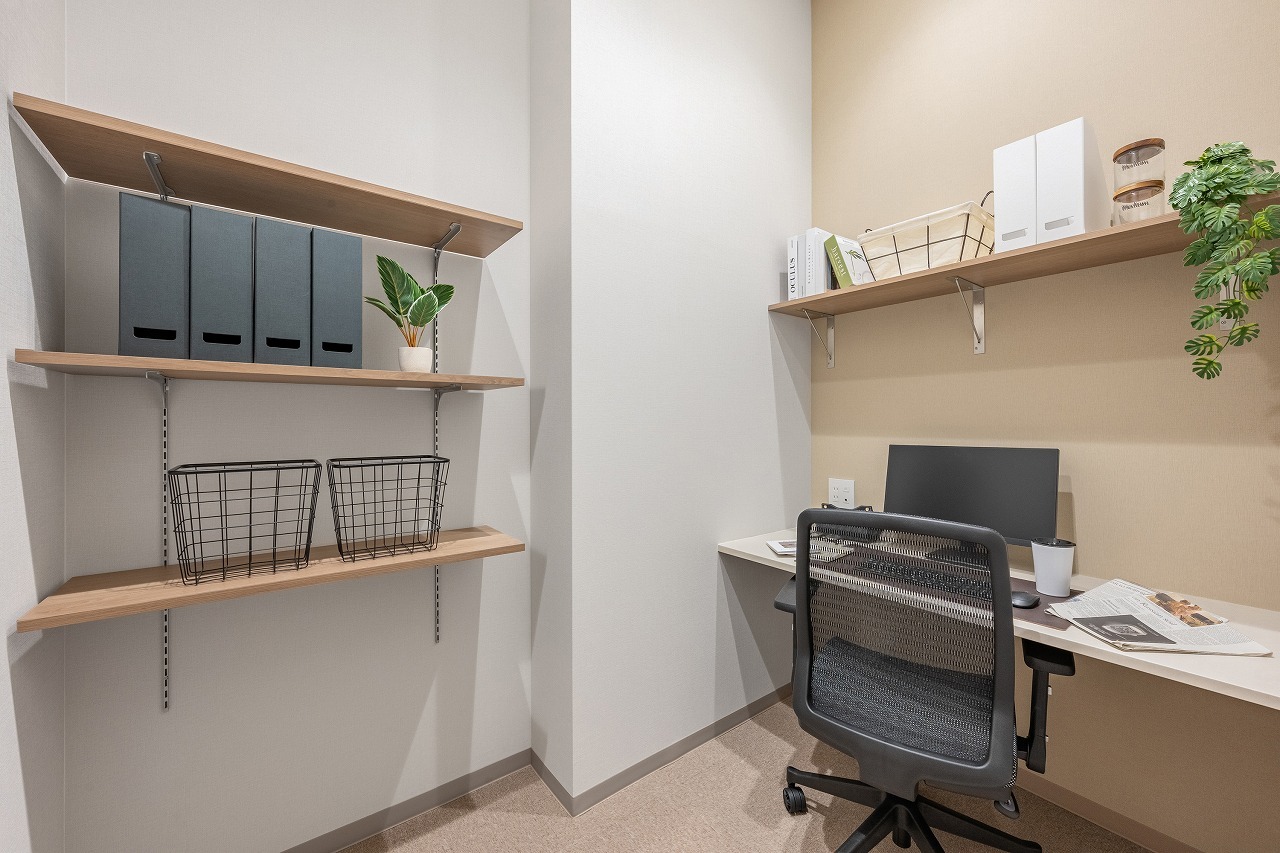 専有部_個室。家具付きです。©bizcomfort