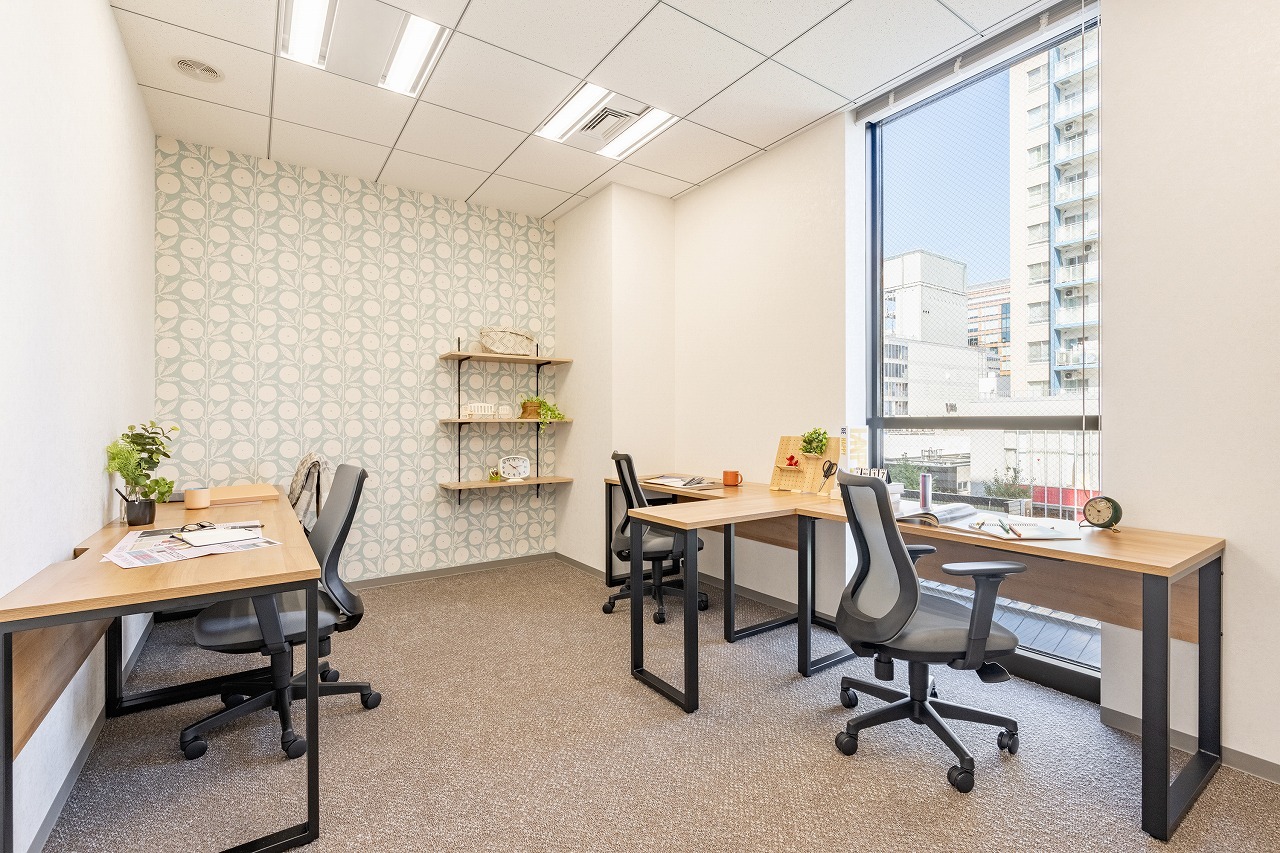 4名用個室。家具付きです。