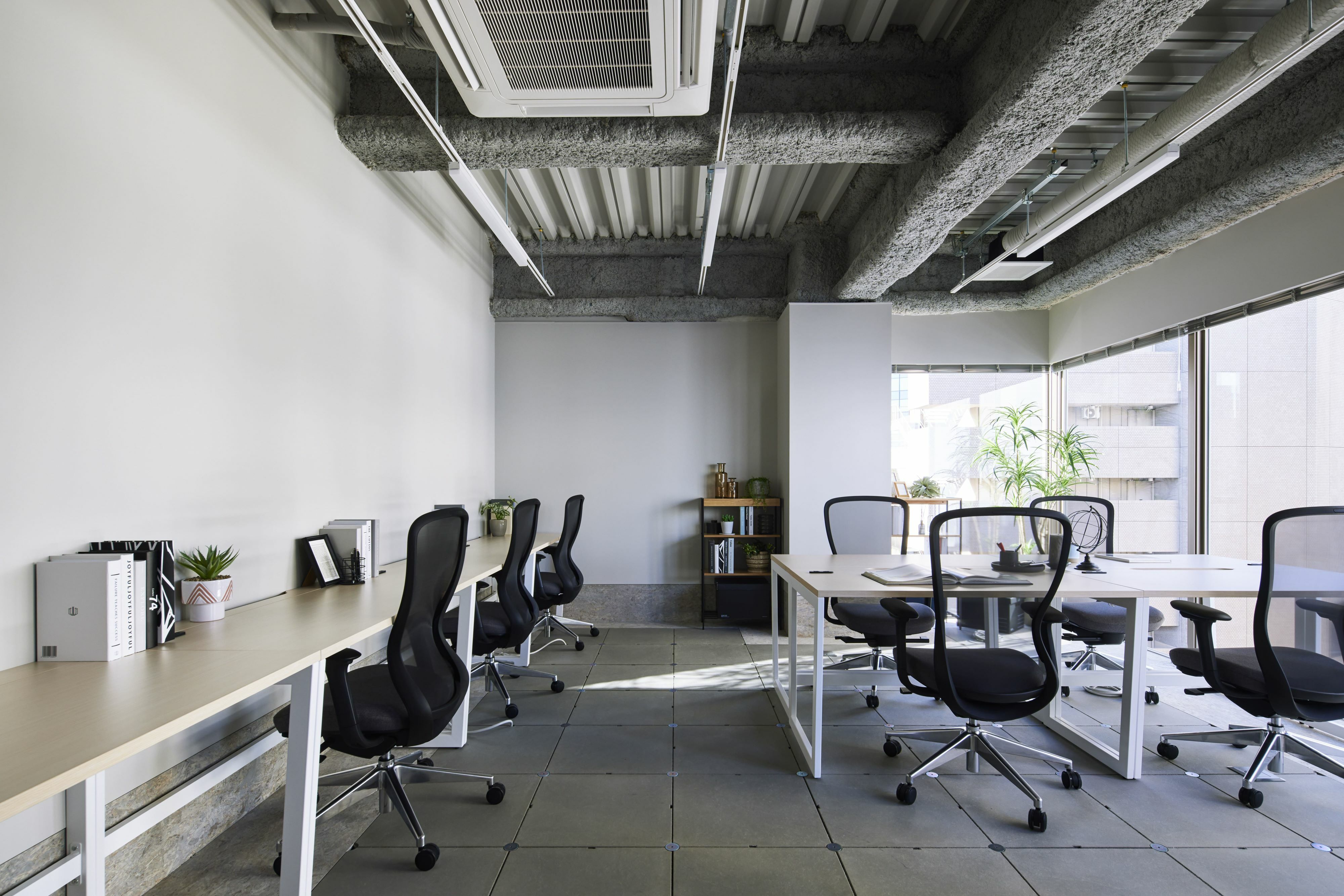 類似区画のモデルルームです。家具は3人分の席と机のみ設置済み。