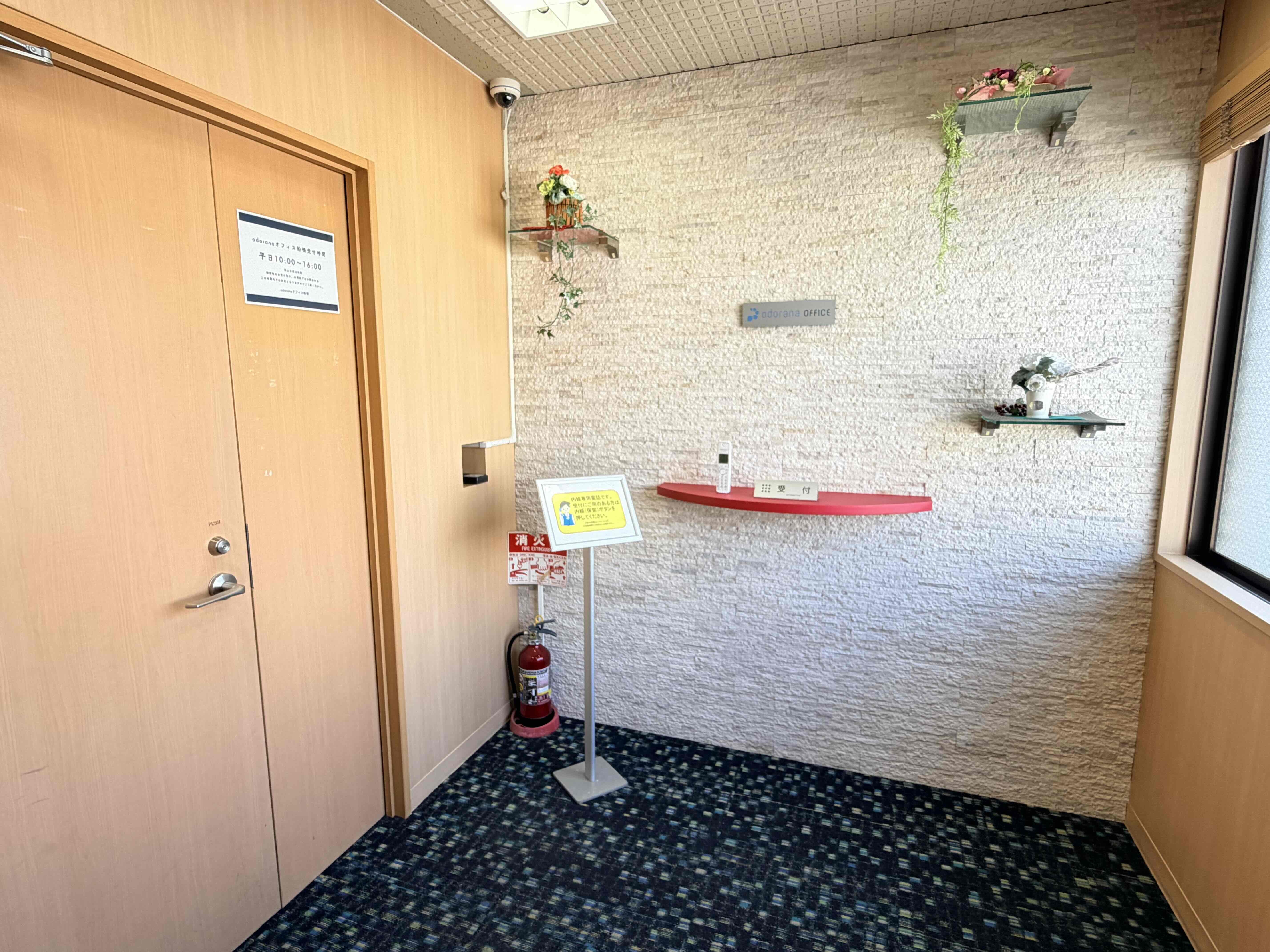 エントランス_オートロックになっていますので安心です。内覧時はお電話ください。