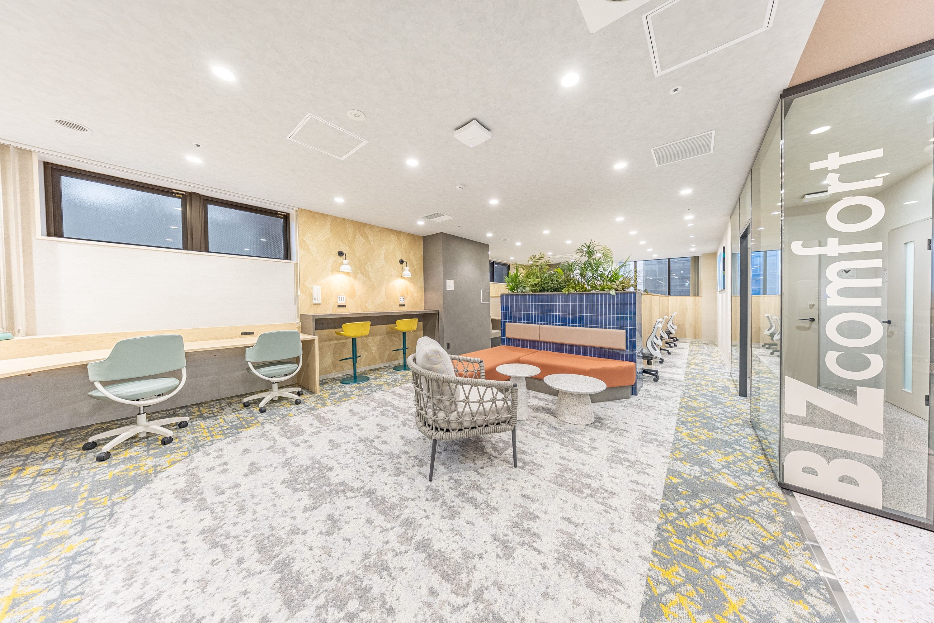 共有部_カフェブース。食事・通話・WEB会議OKの作業スペースです。