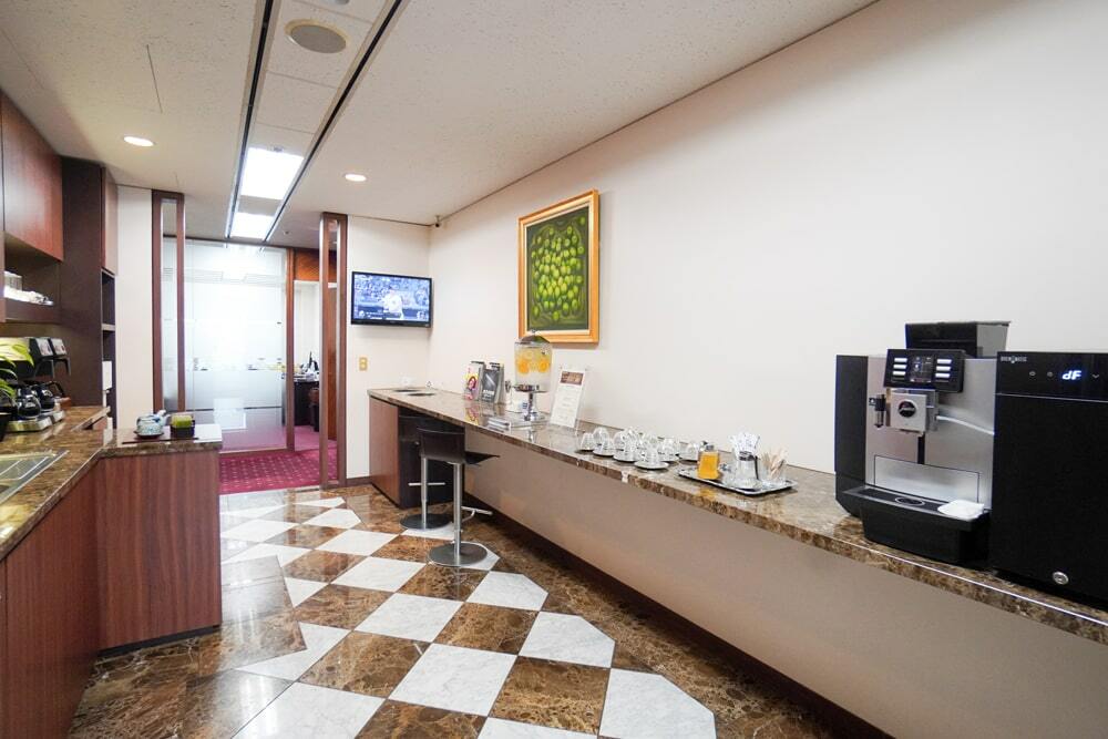 キッチン_焙煎コーヒー、紅茶、フルーツウォーターをご自由にお楽しみいただけます
