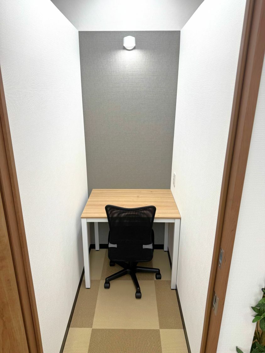 専有部_個室。家具、インターネット環境完備です。