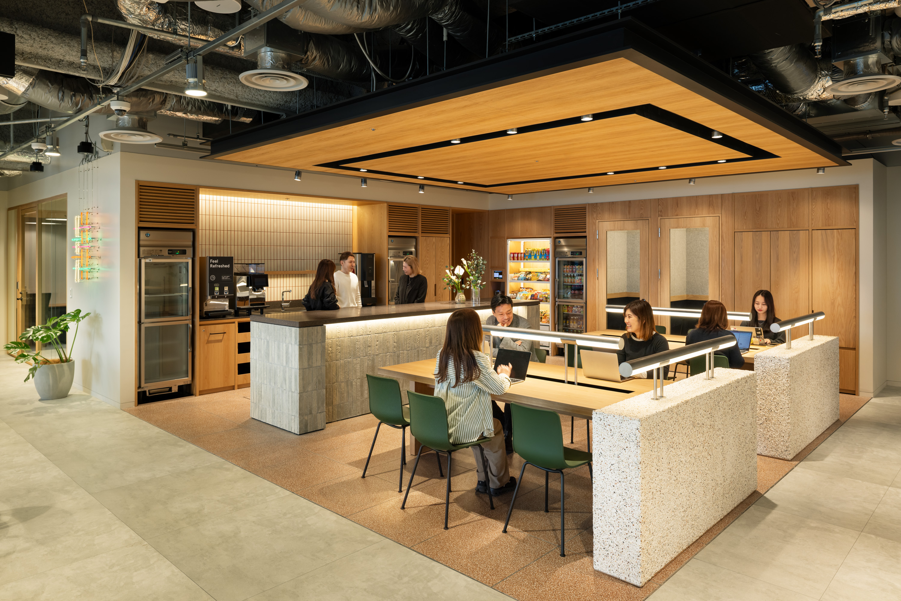 共有部_パントリー。水やコーヒーだけでなく、多様なドリンクを無料で提供しています。© WeWork