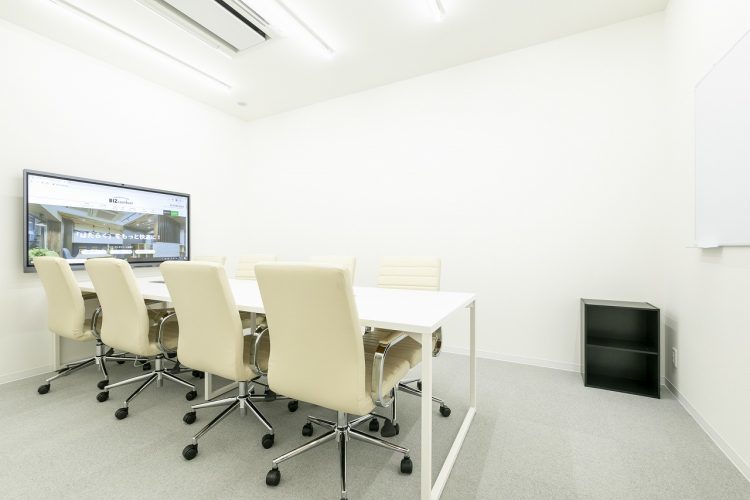 共用部_会議室です。8名用にはWEB会議システム、電子黒板、ホワイトボード、プロジェクターが一体化した「MAXHUB」を設置しています。©bizcircle