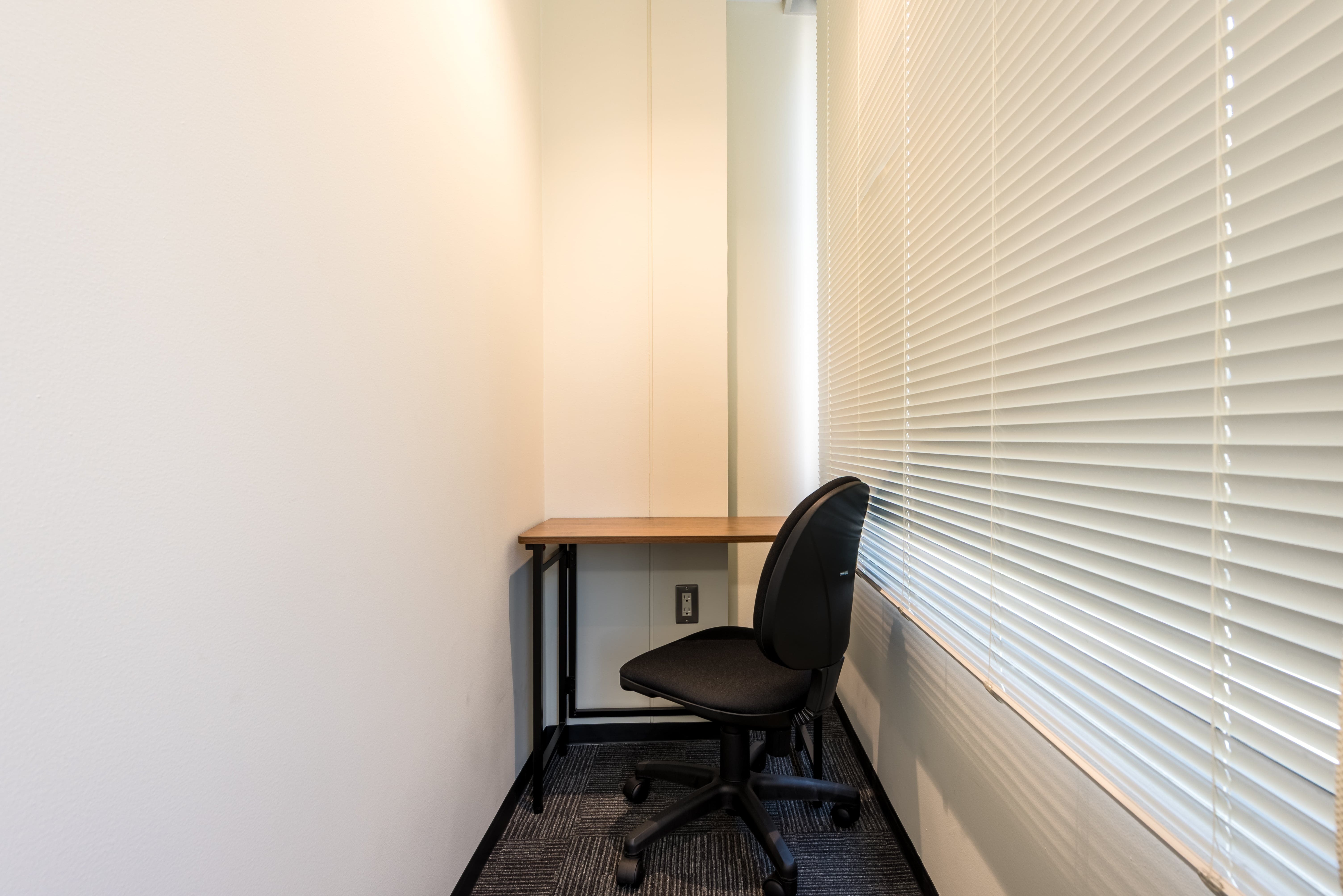 個室_採光に優れ、気持ちよく作業に取り組める窓付きのお部屋も用意しています