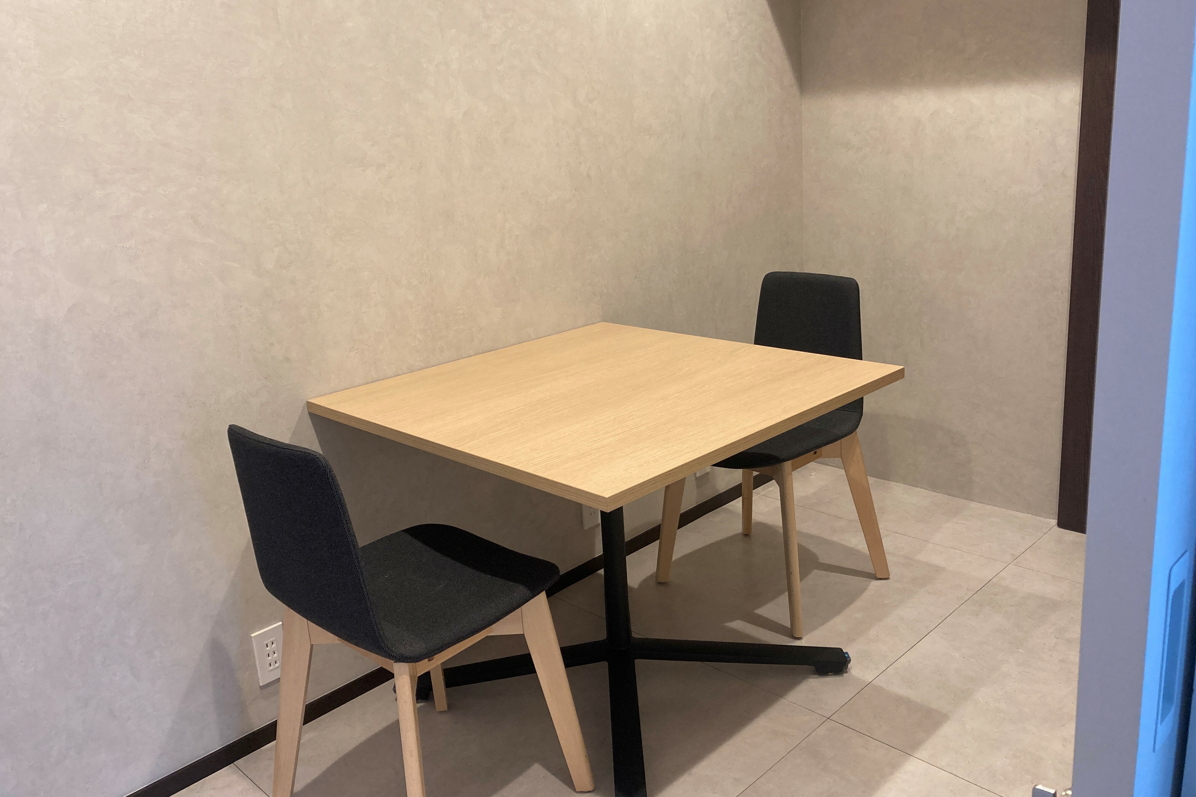 共有部_会議室。来客対応や打ち合わせ、大切な商談に利用できます。