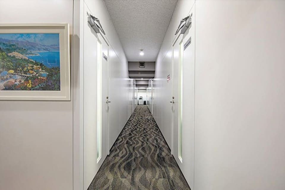 共有部_廊下。個室、ブース個室は施錠可能です。