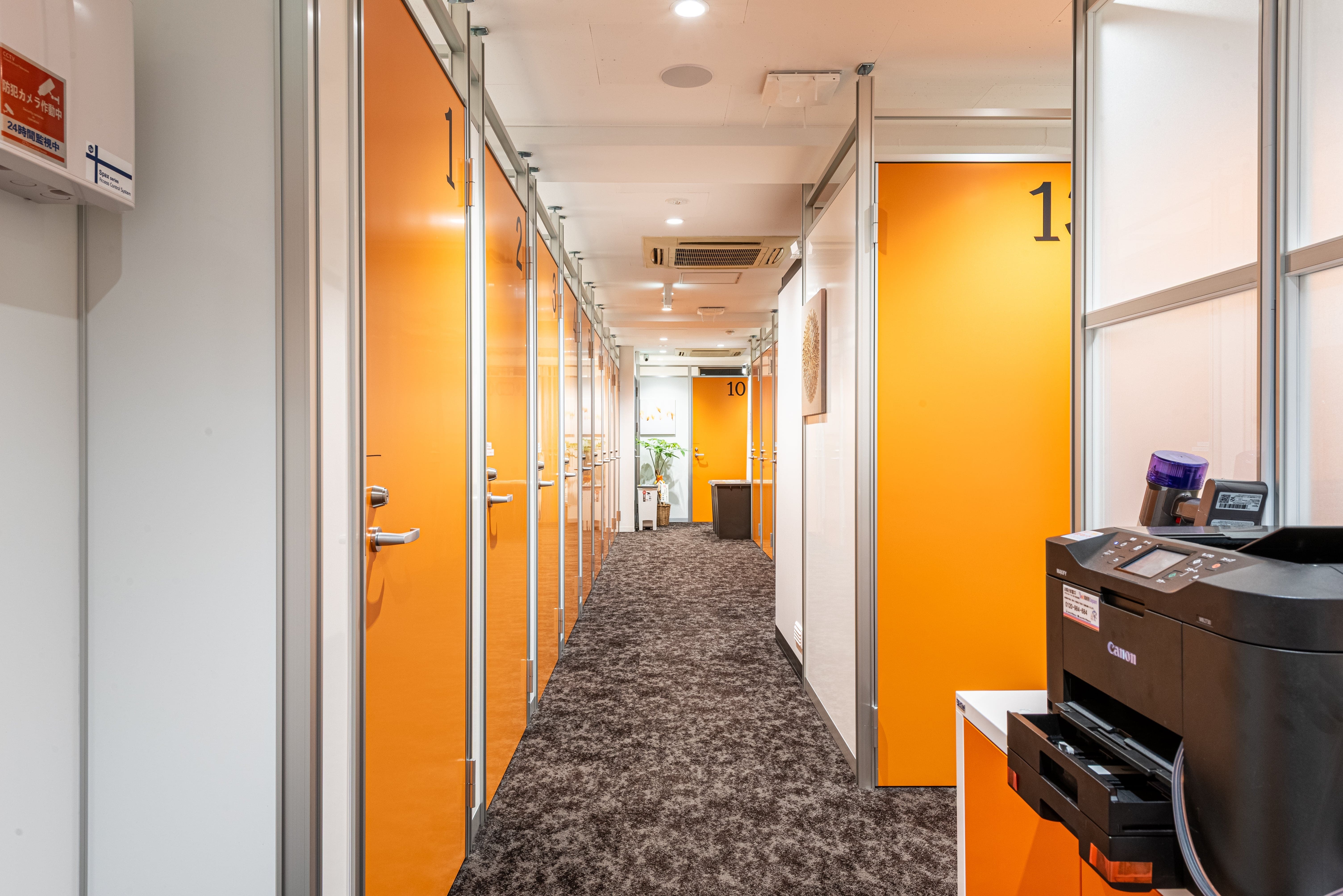 共有部_廊下。オフィスエリアでの入室はセキュリティカードで行うため、セキュリティ面でも安心です。