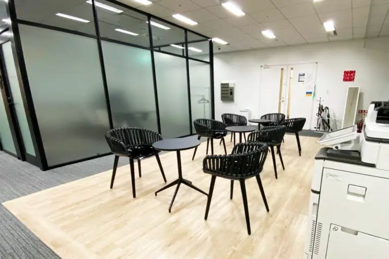 共有部_コワーキングスペース。気分に合わせて席を選べる、自由な作業空間となっています。