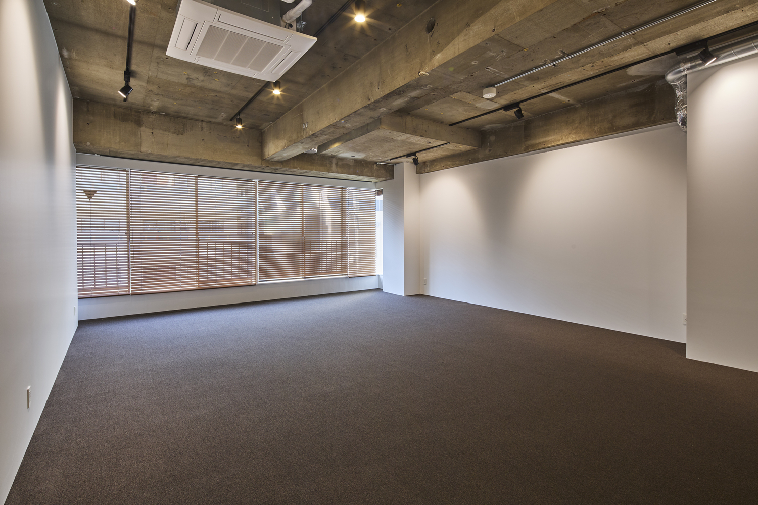 専有ペース_大きな窓があり採光がとれるオフィスです。