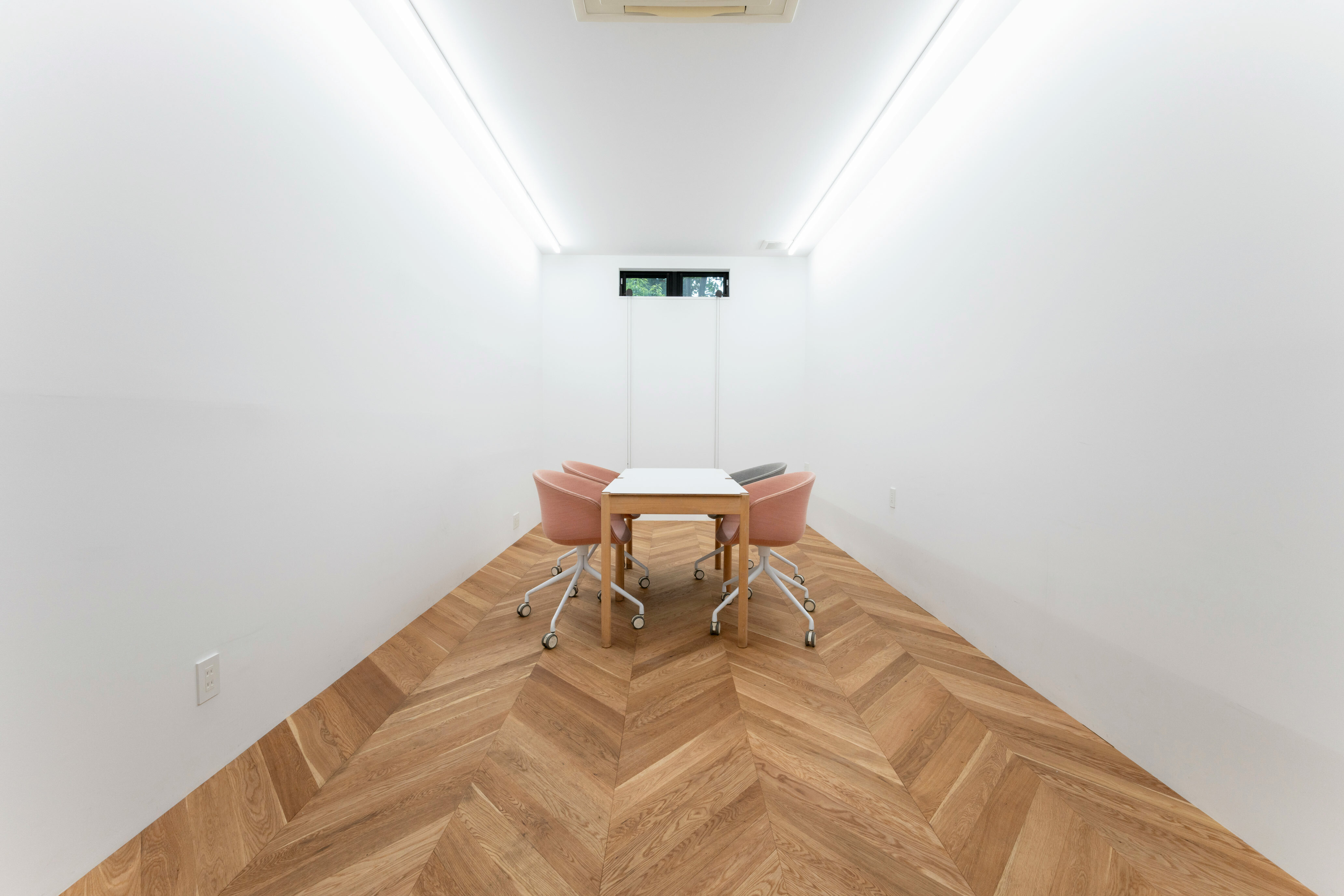 調光調色可能な照明・床はオーク材のヘリンボーン